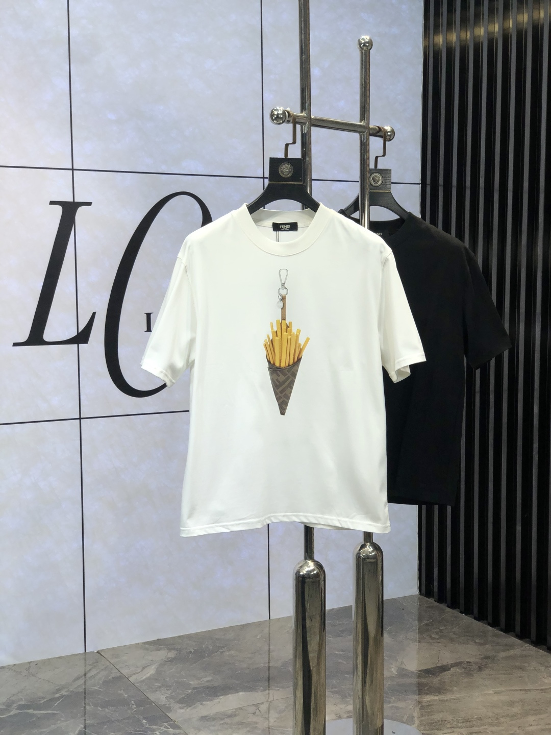 NO:116705,.Fendi. 2025 spring and summer new product fashionable round neck short sleeve high-end custom versatile style!  More practical, anyone can easily control it. It is made of European cotton pure cotton fabric, luxurious and classic brand logo design, w is very high-end and must-have if you understand the goods!  The style cut is a slim fit. 6 is very exquisite, showing aura and highlighting the exquisiteness of business men. This is the unique feature. The right slim fit, and the upper body effect is very good. Size M-3XL, fendi, T-shirt, alexander wang19860909.芬迪.2025春夏新品时尚圆领短袖高级定制百搭款式！更有实用感 任何人都可以轻松驾驭 采用欧棉纯棉面料制作,奢华经典品牌logo设计,w非常显档次懂货的必须入！版型剪裁属于修身款 6非常精致,显气场,又会凸显商务男士的精致,这就是独到之处,恰到好处的修身,上身效果非常赞.尺码M-3XL,,fendi,T-shirt,alexander wang,Men's clothing