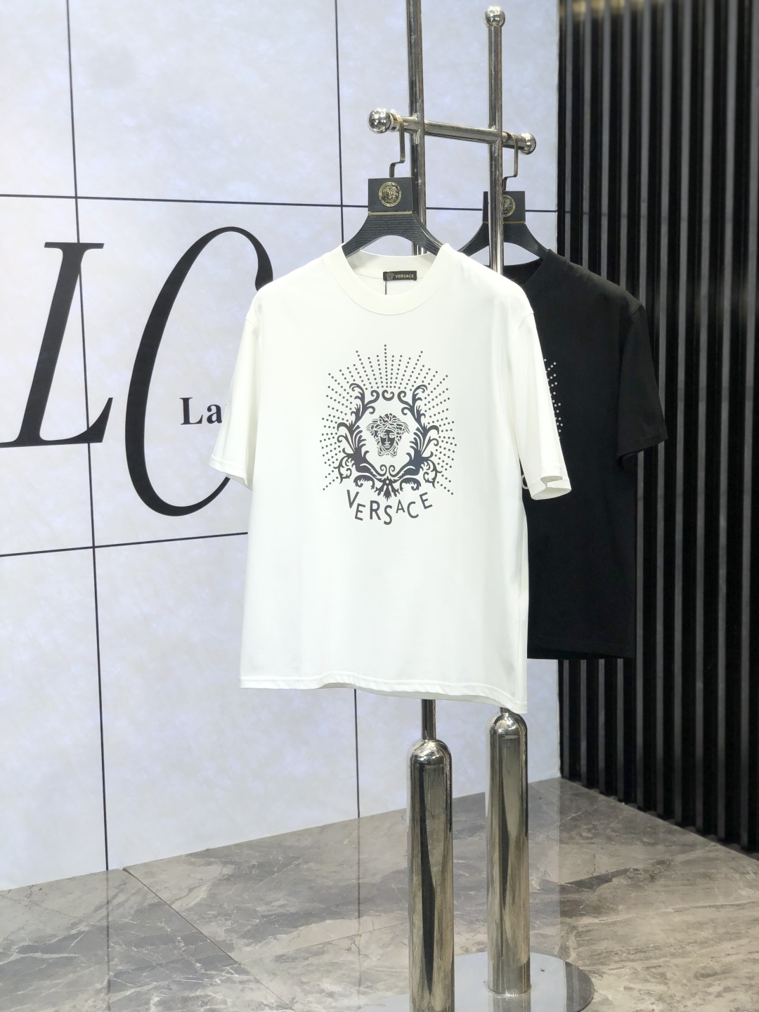 NO:116707,.Versace. 2025 spring and summer new product, fashionable round neck short sleeve high-end custom versatile style!  More practical, anyone can easily control it. It is made of European cotton pure cotton fabric, luxurious and classic brand logo design, w is very high-end and must-have if you understand the goods!  The style cut is a slim fit. 6 is very exquisite, showing aura and highlighting the exquisiteness of business men. This is the unique feature. The right slim fit, and the upper body effect is very good. Size M-3XL, versace, T-shirt, alexander wang19860909.范思哲.2025春夏新品时尚圆领短袖高级定制百搭款式！更有实用感 任何人都可以轻松驾驭 采用欧棉纯棉面料制作,奢华经典品牌logo设计,w非常显档次懂货的必须入！版型剪裁属于修身款 6非常精致,显气场,又会凸显商务男士的精致,这就是独到之处,恰到好处的修身,上身效果非常赞.尺码M-3XL,,versace,T-shirt,alexander wang,Men's clothing