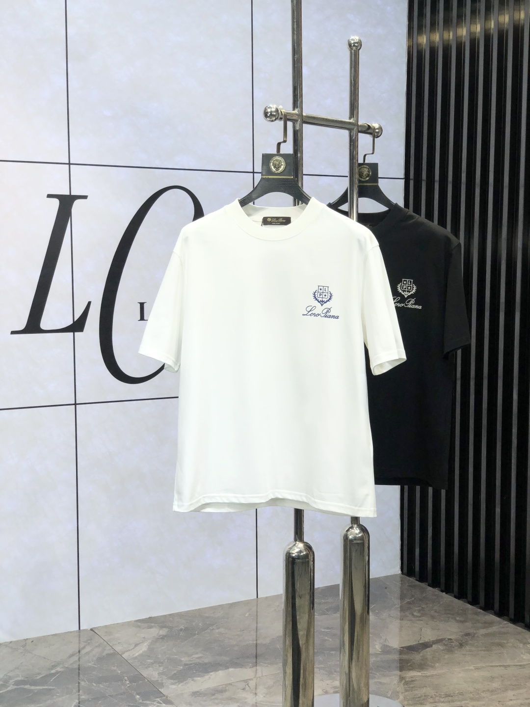 NO:116713,.LP.2025 spring and summer new product fashionable round neck short sleeve high-end custom versatile style!  More practical, anyone can easily control it. It is made of European cotton pure cotton fabric, luxurious and classic brand logo design, w is very high-end and must-have if you understand the goods!  The style cut is a slim fit. 6 is very exquisite, showing aura and highlighting the exquisiteness of business men. This is the uniqueness. The right slim fit is very good, and the upper body effect is very good. Size M-3XL, loro piana, T-shirt, alexander wang19860909.LP.2025春夏新品时尚圆领短袖高级定制百搭款式！更有实用感 任何人都可以轻松驾驭 采用欧棉纯棉面料制作,奢华经典品牌logo设计,w非常显档次懂货的必须入！版型剪裁属于修身款 6非常精致,显气场,又会凸显商务男士的精致,这就是独到之处,恰到好处的修身,上身效果非常赞.尺码M-3XL,,loro piana,T-shirt,alexander wang,Men's clothing