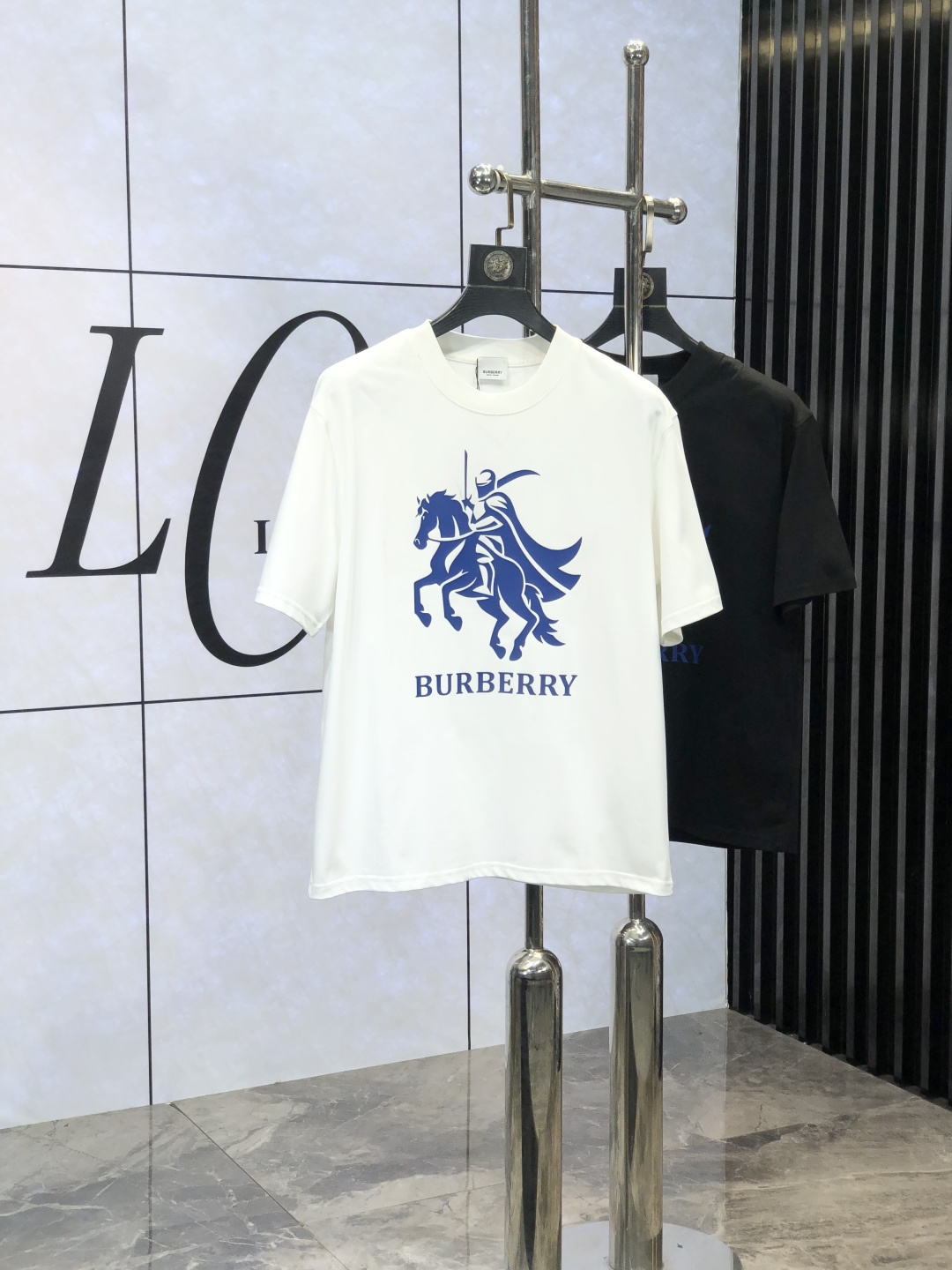 NO:116714,.Burberry.2025 spring and summer new product, fashionable round neck short sleeve high-end custom versatile style!  More practical, anyone can easily control it. It is made of European cotton pure cotton fabric, luxurious and classic brand logo design, w is very high-end and must-have if you understand the goods!  The style cut is a slim fit. 6 is very exquisite, showing aura and highlighting the exquisiteness of business men. This is the unique feature. The right slim fit, and the upper body effect is very good. Size M-3XL, burberry, T-shirt, alexander wang19860909.巴宝莉.2025春夏新品时尚圆领短袖高级定制百搭款式！更有实用感 任何人都可以轻松驾驭 采用欧棉纯棉面料制作,奢华经典品牌logo设计,w非常显档次懂货的必须入！版型剪裁属于修身款 6非常精致,显气场,又会凸显商务男士的精致,这就是独到之处,恰到好处的修身,上身效果非常赞.尺码M-3XL,,burberry,T-shirt,alexander wang,Men's clothing