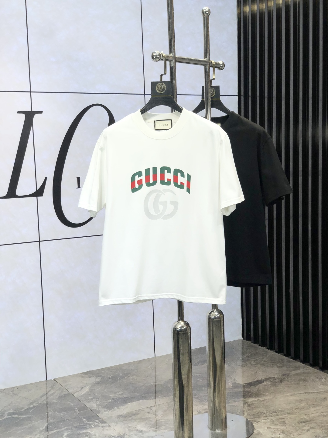 NO:116715,.Gucci.2025 spring and summer new product fashionable round neck short sleeve high-end custom versatile style!  More practical, anyone can easily control it. It is made of European cotton pure cotton fabric, luxurious and classic brand logo design, w is very high-end and must-have if you understand the goods!  The style cut is a slim fit. 6 is very exquisite, showing aura and highlighting the exquisiteness of business men. This is the unique feature. The right slim fit, and the upper body effect is very good. Size M-3XL, gucci, T-shirt, alexander wang19860909.Gucci.2025春夏新品时尚圆领短袖高级定制百搭款式！更有实用感 任何人都可以轻松驾驭 采用欧棉纯棉面料制作,奢华经典品牌logo设计,w非常显档次懂货的必须入！版型剪裁属于修身款 6非常精致,显气场,又会凸显商务男士的精致,这就是独到之处,恰到好处的修身,上身效果非常赞.尺码M-3XL,,gucci,T-shirt,alexander wang,Men's clothing