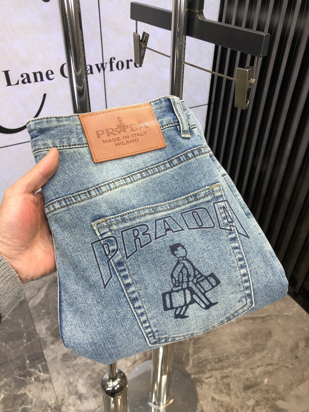 NO:141149,.Prada.2025 spring and summer high-end fashion sense, super soft denim fabric, light-colored washing jeans. The fabric is very special, super fine imitation cotton yarn blend, super soft and comfortable. It has a casual denim, d casual feeling, and L also has a relaxed and fashionable feeling. The cloth is refreshing, slightly stretchy, super soft wearing time, the whole pants are all traditional hand-wiping technology, natural stone grinding and light fermentation washing. Details are exquisite. Size 29-38,,prada,jeans,alexander wang19860909.普拉达.2025春夏高级时装感,超柔牛仔面料 , 浅色洗水牛仔裤. 面料很特殊,超细精仿棉纱混纺,超柔舒适感. 具备牛仔随性感 ,d休闲感 ,L亦有轻松感 ,时尚感. 布面清爽,微弹力,超柔穿着时间长, 整条裤子全传统手擦工艺,自然石磨轻酵洗水.细节精致感. 尺码29-38,,prada,jeans,alexander wang,Men's clothing