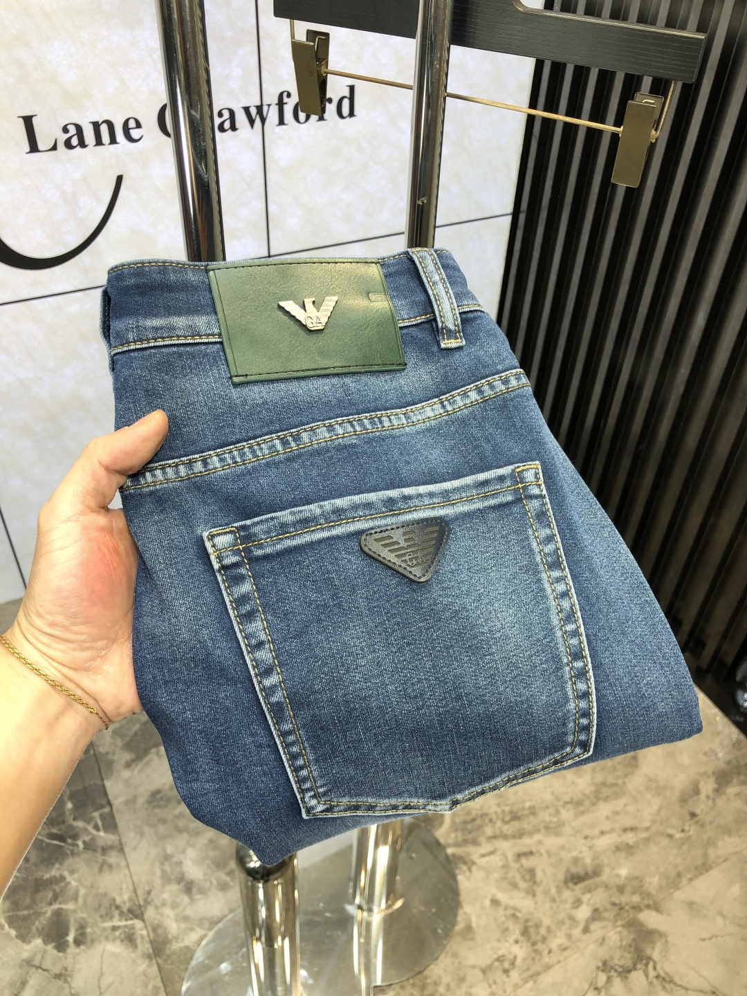 NO:141151,.Amani.2025 spring and summer high-end fashion sense, super soft denim fabric, light-colored washing jeans. The fabric is very special, super fine imitation cotton yarn blend, super soft and comfortable. It has a casual denim, d casual feeling, and L also has a relaxed and fashionable feeling. The cloth surface is refreshing, slightly stretchy, super soft wearing time, the whole pants are all traditional hand-wiping technology, natural stone grinding and light fermentation washing. Details are exquisite. Size 29-38,,armani, jeans, alexander wang19860909.阿玛尼.2025春夏高级时装感,超柔牛仔面料 , 浅色洗水牛仔裤. 面料很特殊,超细精仿棉纱混纺,超柔舒适感. 具备牛仔随性感 ,d休闲感 ,L亦有轻松感 ,时尚感. 布面清爽,微弹力,超柔穿着时间长, 整条裤子全传统手擦工艺,自然石磨轻酵洗水.细节精致感. 尺码29-38,,armani,jeans,alexander wang,Men's clothing