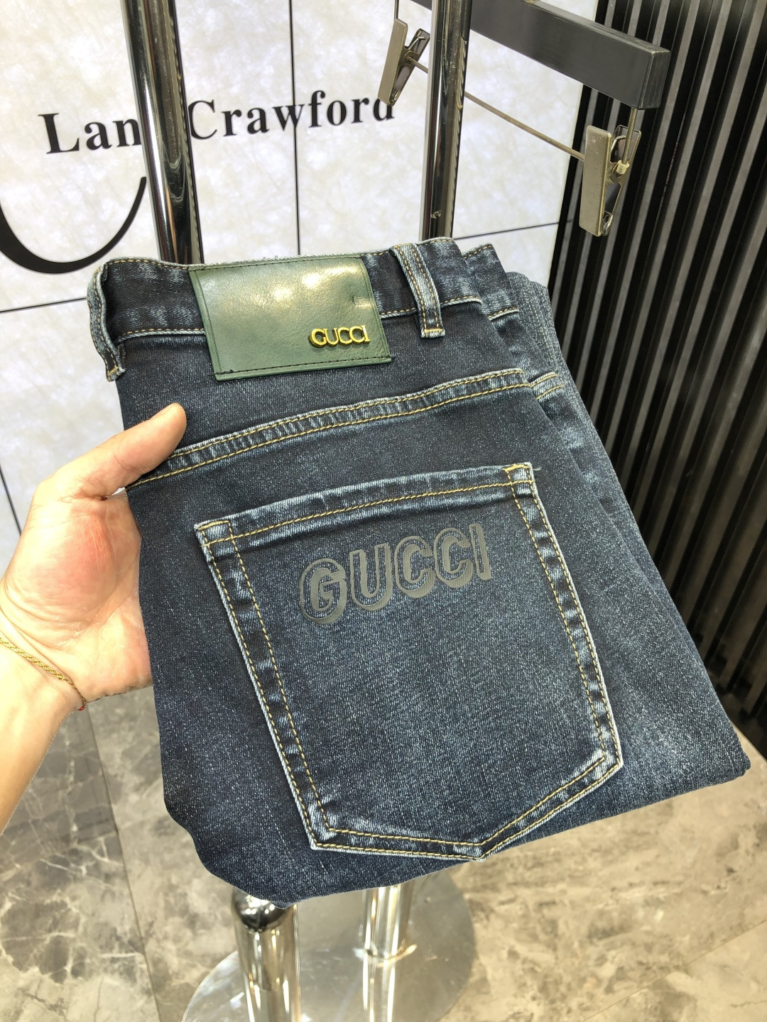 NO:141153,.Gucci.2025 spring and summer high-end fashion sense, super soft denim fabric, light-colored washing jeans. The fabric is very special, super fine imitation cotton yarn blend, super soft and comfortable. It has a casual denim, d casual feeling, and L also has a relaxed and fashionable feeling. The cloth is refreshing, slightly stretchy, super soft wearing time, the whole pants are all traditional hand-wiping technology, natural stone grinding and light fermentation washing. Details are exquisite. Size 29-38,,gucci,jeans,alexander wang19860909.Gucci.2025春夏高级时装感,超柔牛仔面料 , 浅色洗水牛仔裤. 面料很特殊,超细精仿棉纱混纺,超柔舒适感. 具备牛仔随性感 ,d休闲感 ,L亦有轻松感 ,时尚感. 布面清爽,微弹力,超柔穿着时间长, 整条裤子全传统手擦工艺,自然石磨轻酵洗水.细节精致感. 尺码29-38,,gucci,jeans,alexander wang,Men's clothing