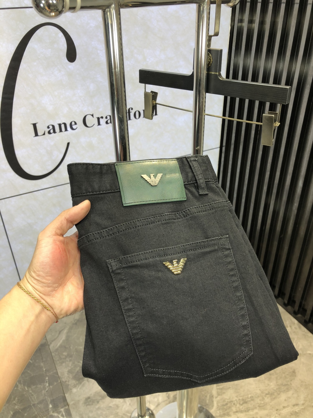 NO:141155,.Amani.2025 spring and summer high-end fashion sense, super soft denim fabric, light-colored washing jeans. The fabric is very special, super fine imitation cotton yarn blend, super soft and comfortable. It has a casual denim, d casual feeling, and L also has a relaxed and fashionable feeling. The cloth surface is refreshing, slightly stretchy, super soft wearing time, the whole pants are all traditional hand-wiping technology, natural stone grinding and light fermentation washing. Details are exquisite. Size 29-38,,armani, jeans, alexander wang19860909.阿玛尼.2025春夏高级时装感,超柔牛仔面料 , 浅色洗水牛仔裤. 面料很特殊,超细精仿棉纱混纺,超柔舒适感. 具备牛仔随性感 ,d休闲感 ,L亦有轻松感 ,时尚感. 布面清爽,微弹力,超柔穿着时间长, 整条裤子全传统手擦工艺,自然石磨轻酵洗水.细节精致感. 尺码29-38,,armani,jeans,alexander wang,Men's clothing