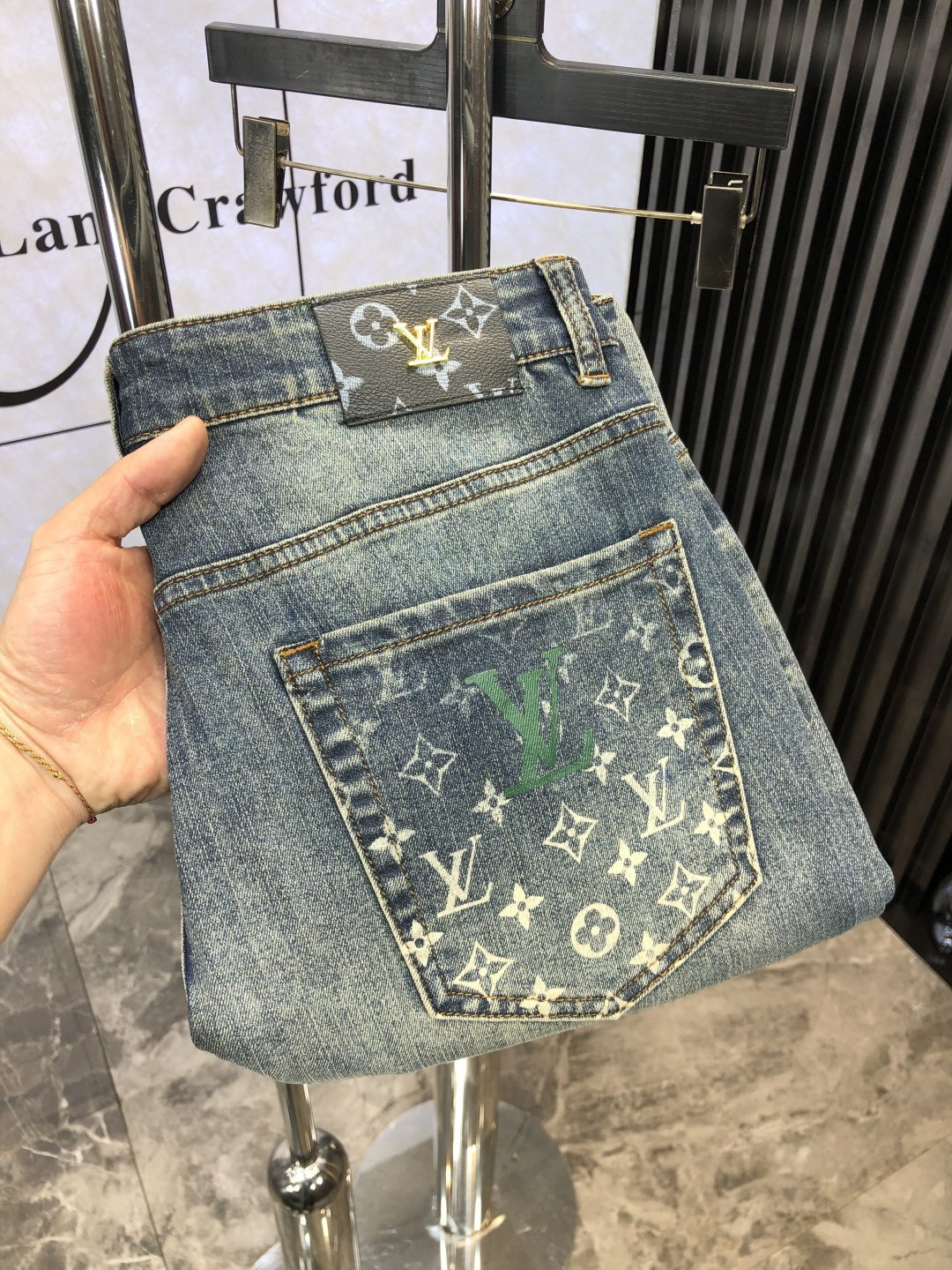 NO:141157,.Lv.2025 spring and summer high-end fashion sense, super soft denim fabric, light-colored washing jeans. The fabric is very special, super fine imitation cotton yarn blend, super soft and comfortable. It has a casual denim, d casual feeling, and L also has a relaxed and fashionable feeling. The cloth is refreshing, slightly stretchy, super soft wearing time, the whole pants are all traditional hand-wiping technology, natural stone grinding and light fermentation washing. Details are exquisite. Size 29-38,,louis vuitton, jeans, alexander wang19860909.Lv.2025春夏高级时装感,超柔牛仔面料 , 浅色洗水牛仔裤. 面料很特殊,超细精仿棉纱混纺,超柔舒适感. 具备牛仔随性感 ,d休闲感 ,L亦有轻松感 ,时尚感. 布面清爽,微弹力,超柔穿着时间长, 整条裤子全传统手擦工艺,自然石磨轻酵洗水.细节精致感. 尺码29-38,,louis vuitton,jeans,alexander wang,Men's clothing