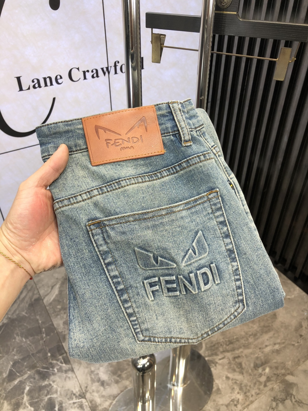 NO:141159,.Fendi.2025 spring and summer high-end fashion sense, super soft denim fabric, light-colored washing jeans. The fabric is very special, super fine imitation cotton yarn blend, super soft and comfortable. It has a casual denim, d casual feeling, and L also has a relaxed and fashionable feeling. The cloth is refreshing, slightly stretchy, super soft wearing time, the whole pants are all traditional hand-wiping technology, natural stone grinding and light fermentation washing. Details are exquisite. Size 29-38,,fendi, jeans, alexander wang19860909.芬迪.2025春夏高级时装感,超柔牛仔面料 , 浅色洗水牛仔裤. 面料很特殊,超细精仿棉纱混纺,超柔舒适感. 具备牛仔随性感 ,d休闲感 ,L亦有轻松感 ,时尚感. 布面清爽,微弹力,超柔穿着时间长, 整条裤子全传统手擦工艺,自然石磨轻酵洗水.细节精致感. 尺码29-38,,fendi,jeans,alexander wang,Men's clothing