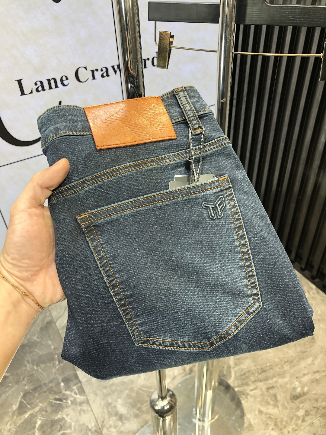 NO:118186,.TF.2025 spring and summer high-end fashion sense, super soft denim fabric, light-colored washing jeans. The fabric is very special, super fine imitation cotton yarn blend, super soft and comfortable. It has a casual and casual sense of denim, and also has a relaxed and fashionable feeling. The cloth surface is refreshing, slightly stretchy, super soft wearing time, the whole pants are all traditional hand-wiping technology, natural stone grinding and light fermentation washing. Details are exquisite. Size 29-38,,tom ford, jeans, alexander wang19860909.TF.2025春夏高级时装感,超柔牛仔面料 , 浅色洗水牛仔裤. 面料很特殊,超细精仿棉纱混纺,超柔舒适感. 具备牛仔随性感 ,休闲感 ,d4亦有轻松感 ,时尚感. 布面清爽,微弹力,超柔穿着时间长, 整条裤子全传统手擦工艺,自然石磨轻酵洗水.细节精致感. 尺码29-38,,tom ford,jeans,alexander wang,Men's clothing