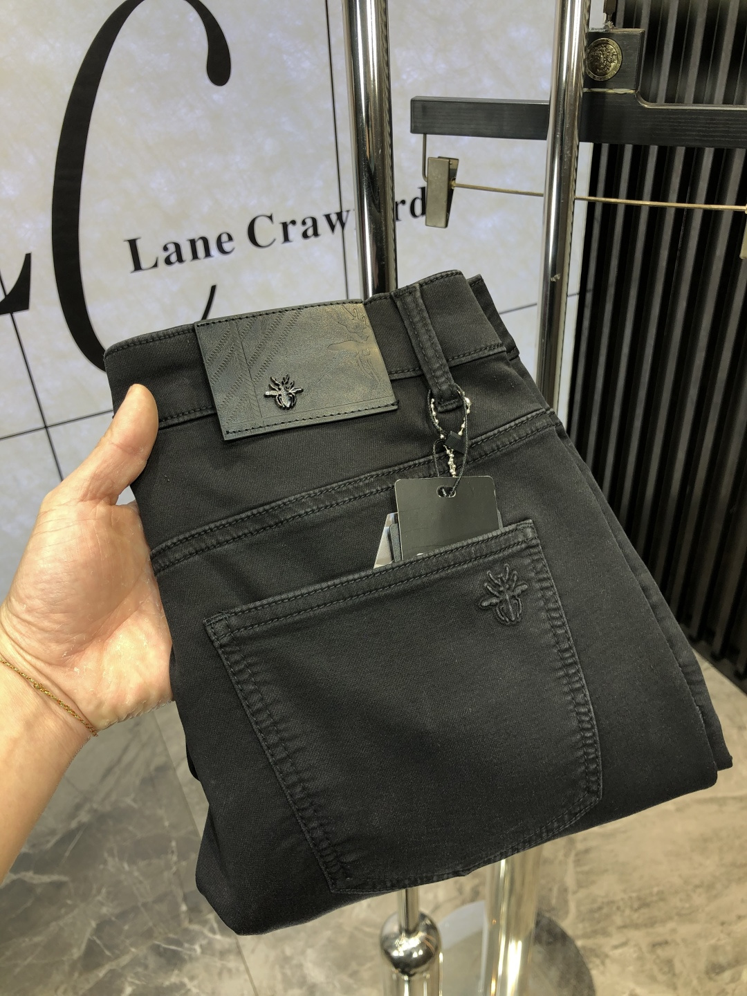 NO:118189,.Dior.2025 spring and summer high-end fashion sense, super soft denim fabric, light-colored washing jeans. The fabric is very special, super fine imitation cotton yarn blend, super soft and comfortable. It has a casual denim, casual feeling, and d4 also has a relaxed and fashionable feeling. The cloth surface is refreshing, slightly stretchy, super soft wearing time, the whole pants are all traditional hand-wiping technology, natural stone grinding and light fermentation washing. Details are exquisite. Size 29-38,,dior,jeans,alexander wang19860909.Dior.2025春夏高级时装感,超柔牛仔面料 , 浅色洗水牛仔裤. 面料很特殊,超细精仿棉纱混纺,超柔舒适感. 具备牛仔随性感 ,休闲感 ,d4亦有轻松感 ,时尚感. 布面清爽,微弹力,超柔穿着时间长, 整条裤子全传统手擦工艺,自然石磨轻酵洗水.细节精致感. 尺码29-38,,dior,jeans,alexander wang,Men's clothing