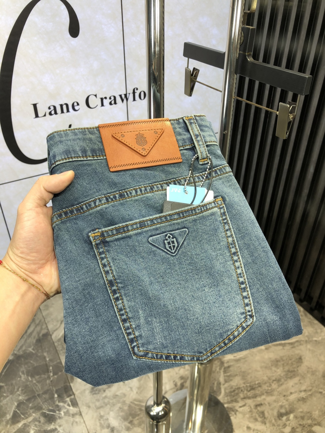 NO:118194,.Prada.2025 spring and summer high-end fashion sense, super soft denim fabric, light-colored washing jeans. The fabric is very special, super fine imitation cotton yarn blend, super soft and comfortable. It has a casual and casual sense of denim, and also has a relaxed and fashionable feeling. The cloth is refreshing, slightly stretchy, super soft and long-lasting, the whole pants are fully traditional hand-wiping technology, natural stone grinding and light fermentation washing. Details are exquisite. Size 29-38,,prada,jeans,alexander wang19860909.普拉达.2025春夏高级时装感,超柔牛仔面料 , 浅色洗水牛仔裤. 面料很特殊,超细精仿棉纱混纺,超柔舒适感. 具备牛仔随性感 ,休闲感 ,d4亦有轻松感 ,时尚感. 布面清爽,微弹力,超柔穿着时间长, 整条裤子全传统手擦工艺,自然石磨轻酵洗水.细节精致感. 尺码29-38,,prada,jeans,alexander wang,Men's clothing