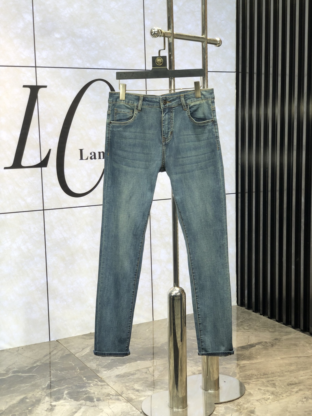 NO:118169,.Burberry.2025 spring and summer high-end fashion sense, super soft denim fabric, light-colored washing jeans. The fabric is very special, super fine imitation cotton yarn blend, super soft and comfortable. It has a casual and casual sense of denim, and also has a relaxed and fashionable feeling. The cloth is refreshing, slightly stretchy, super soft and long-lasting, the whole pants are all traditional hand-wiping technology, natural stone grinding and light fermentation washing. Details are exquisite. Size 29-38,,burberry,jeans,alexander wang19860909.巴宝莉.2025春夏高级时装感,超柔牛仔面料 , 浅色洗水牛仔裤. 面料很特殊,超细精仿棉纱混纺,超柔舒适感. 具备牛仔随性感 ,休闲感 ,d4亦有轻松感 ,时尚感. 布面清爽,微弹力,超柔穿着时间长, 整条裤子全传统手擦工艺,自然石磨轻酵洗水.细节精致感. 尺码29-38,,burberry,jeans,alexander wang,Men's clothing