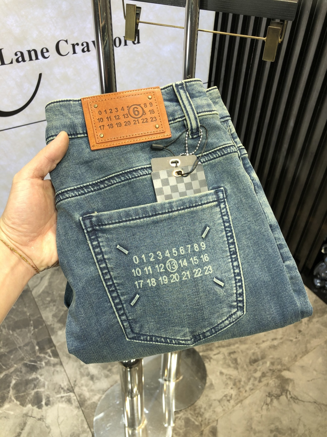 NO:118172,.Magila. 2025 spring and summer high-end fashion sense, super soft denim fabric, light-colored washing jeans. The fabric is very special, ultra-fine and fine imitation cotton yarn blend, super soft and comfortable. It has a casual and casual sense of denim, and also has a relaxed and fashionable feeling. The cloth surface is refreshing, slightly stretchy, super soft wearing time, the whole pants are all traditional hand-wiping technology, natural stone grinding and light fermentation washing. Details are exquisite. Size 29-38,,masion margiela,jeans,alexander wang19860909.马吉拉.2025春夏高级时装感,超柔牛仔面料 , 浅色洗水牛仔裤. 面料很特殊,超细精仿棉纱混纺,超柔舒适感. 具备牛仔随性感 ,休闲感 ,d4亦有轻松感 ,时尚感. 布面清爽,微弹力,超柔穿着时间长, 整条裤子全传统手擦工艺,自然石磨轻酵洗水.细节精致感. 尺码29-38,,masion margiela,jeans,alexander wang,Men's clothing