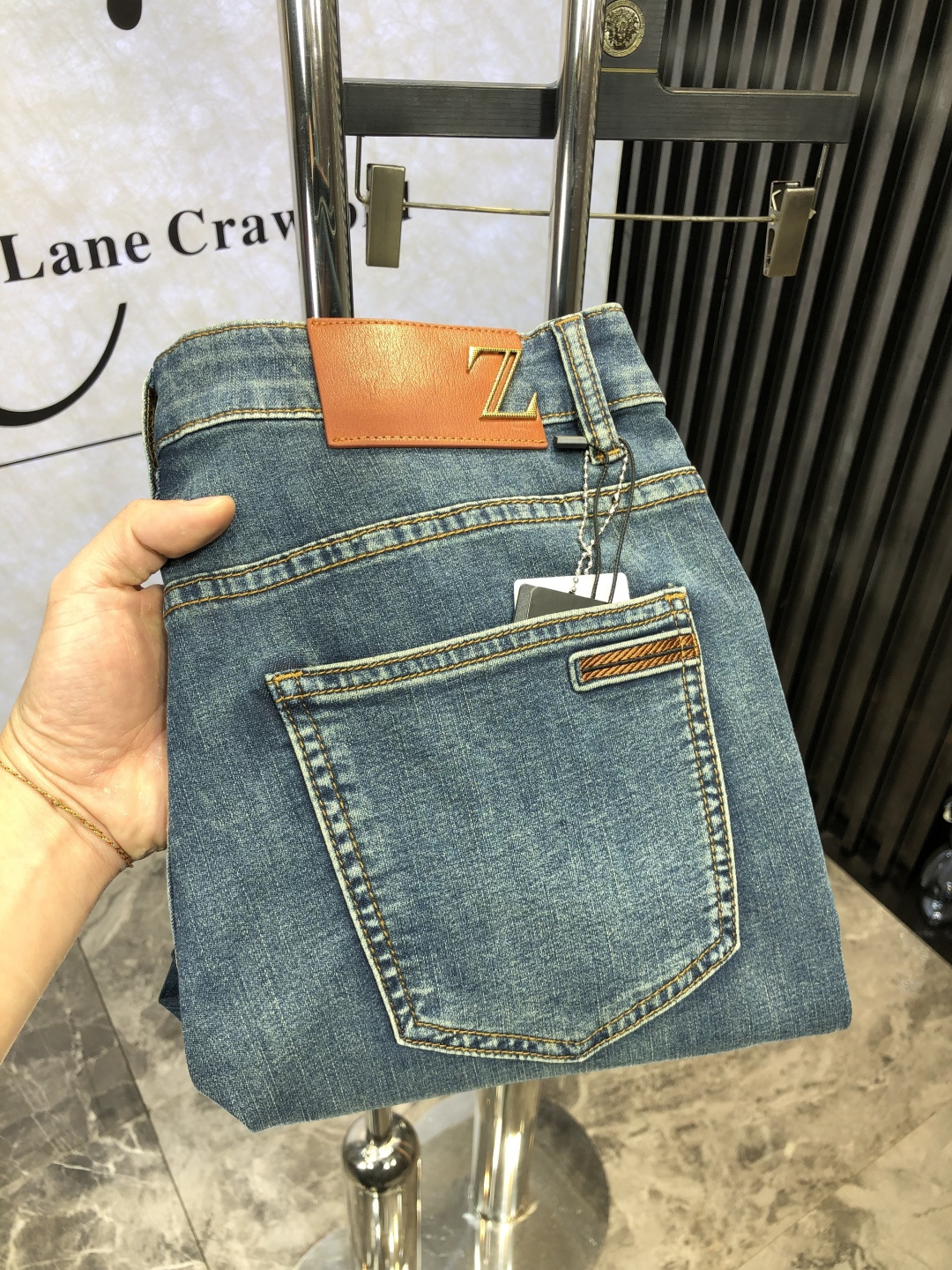 NO:118175,.Jenia.2025 spring and summer high-end fashion sense, super soft denim fabric, light-colored washing jeans. The fabric is very special, super fine imitation cotton yarn blend, super soft and comfortable. It has a casual denim, casual feeling, and d4 also has a relaxed and fashionable feeling. The cloth surface is refreshing, slightly stretchy, super soft wearing time, the whole pants are all traditional hand-wiping technology, natural stone grinding and light fermentation washing. Details are exquisite. Size 29-38,,zegna, jeans, alexander wang19860909.杰尼亚.2025春夏高级时装感,超柔牛仔面料 , 浅色洗水牛仔裤. 面料很特殊,超细精仿棉纱混纺,超柔舒适感. 具备牛仔随性感 ,休闲感 ,d4亦有轻松感 ,时尚感. 布面清爽,微弹力,超柔穿着时间长, 整条裤子全传统手擦工艺,自然石磨轻酵洗水.细节精致感. 尺码29-38,,zegna,jeans,alexander wang,Men's clothing