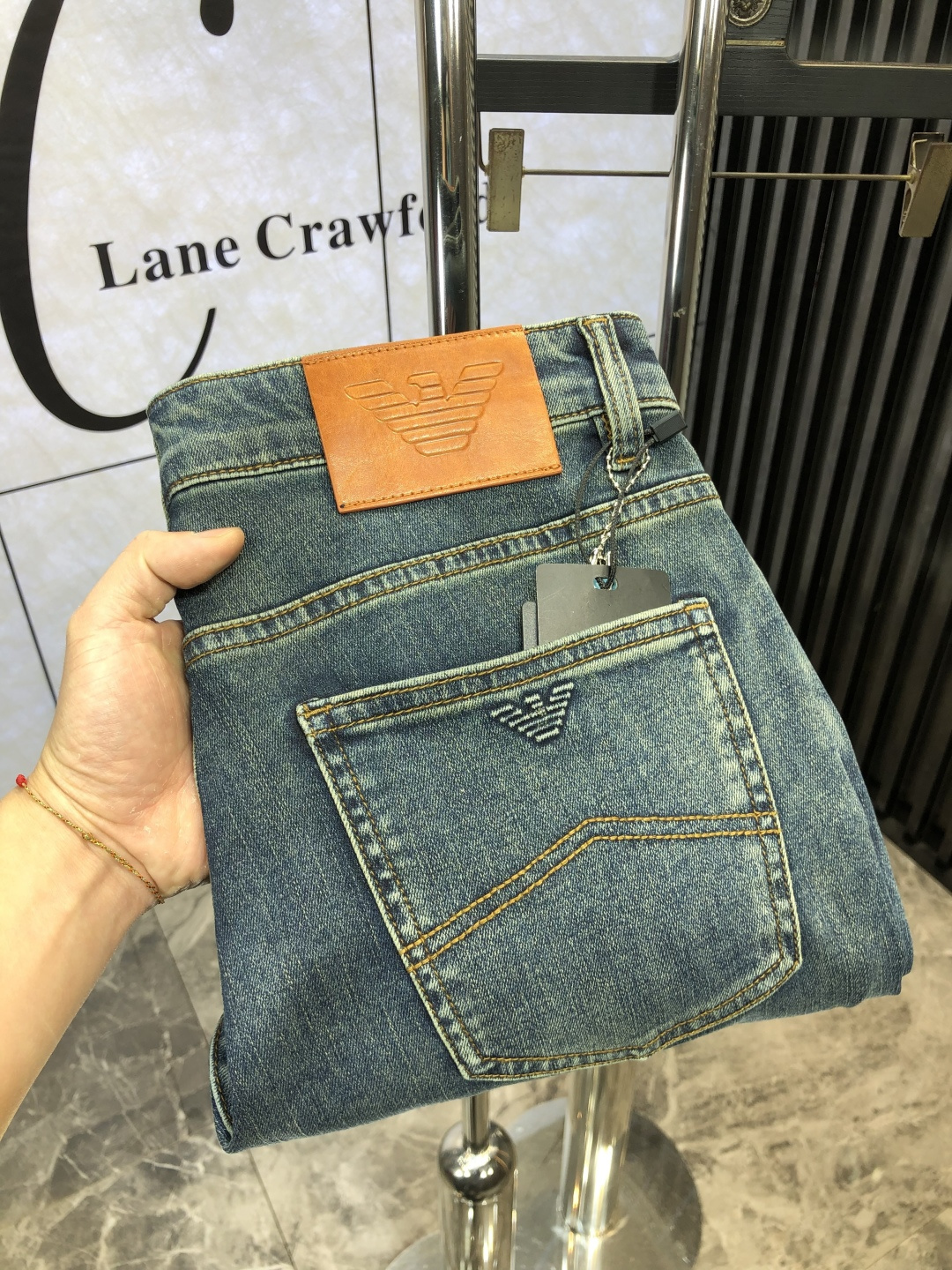 NO:118178,.Amani.2025 spring and summer high-end fashion sense, super soft denim fabric, light-colored washing jeans. The fabric is very special, super fine imitation cotton yarn blend, super soft and comfortable. It has a casual and casual sense of denim, and also has a relaxed and fashionable feeling. The cloth is refreshing, slightly stretchy, super soft and long-lasting, the whole pants are all traditional hand-wiping technology, natural stone grinding and light fermentation washing. Details are exquisite. Size 29-38,,armani, jeans, alexander wang19860909.阿玛尼.2025春夏高级时装感,超柔牛仔面料 , 浅色洗水牛仔裤. 面料很特殊,超细精仿棉纱混纺,超柔舒适感. 具备牛仔随性感 ,休闲感 ,d4亦有轻松感 ,时尚感. 布面清爽,微弹力,超柔穿着时间长, 整条裤子全传统手擦工艺,自然石磨轻酵洗水.细节精致感. 尺码29-38,,armani,jeans,alexander wang,Men's clothing