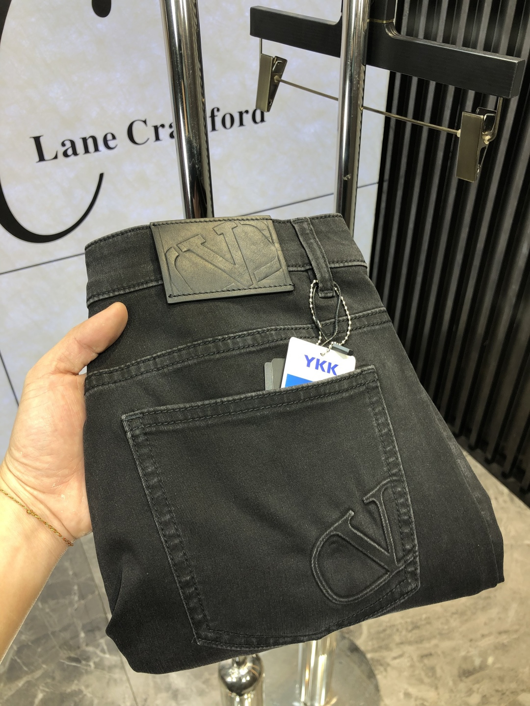 NO:118181,.Valentino.2025 spring and summer high-end fashion sense, super soft denim fabric, light-colored washing jeans. The fabric is very special, super fine imitation cotton yarn blend, super soft and comfortable. It has a casual and casual sense of denim, and also has a relaxed and fashionable feeling. The cloth is refreshing, slightly stretchy, super soft and long-lasting, the whole pants are all traditional hand-wiping technology, natural stone grinding and light fermentation washing. Details are exquisite. Size 29-38, valentino, jeans, alexander wang19860909.华伦天奴.2025春夏高级时装感,超柔牛仔面料 , 浅色洗水牛仔裤. 面料很特殊,超细精仿棉纱混纺,超柔舒适感. 具备牛仔随性感 ,休闲感 ,d4亦有轻松感 ,时尚感. 布面清爽,微弹力,超柔穿着时间长, 整条裤子全传统手擦工艺,自然石磨轻酵洗水.细节精致感. 尺码29-38,,valentino,jeans,alexander wang,Men's clothing