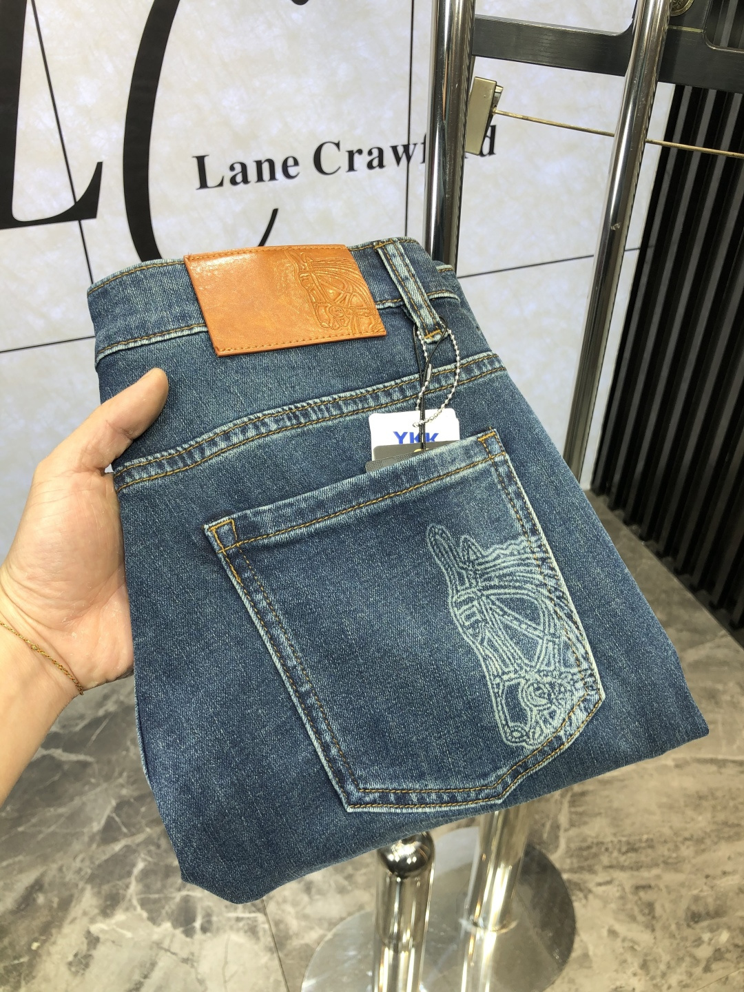 NO:118184,.Hermes. 2025 spring and summer high-end fashion sense, super soft denim fabric, light-colored washing jeans. The fabric is very special, super fine imitation cotton yarn blend, super soft and comfortable. It has a casual and casual sense of denim, and also has a relaxed and fashionable feeling. The cloth is refreshing, slightly stretchy, super soft and long wearing time, the whole pants are all traditional hand-wiping technology, natural stone grinding and light fermentation washing. Details are exquisite. Size 29-38,, hermes, jeans, alexander wang19860909.爱马仕.2025春夏高级时装感,超柔牛仔面料 , 浅色洗水牛仔裤. 面料很特殊,超细精仿棉纱混纺,超柔舒适感. 具备牛仔随性感 ,休闲感 ,d4亦有轻松感 ,时尚感. 布面清爽,微弹力,超柔穿着时间长, 整条裤子全传统手擦工艺,自然石磨轻酵洗水.细节精致感. 尺码29-38,,hermes,jeans,alexander wang,Men's clothing