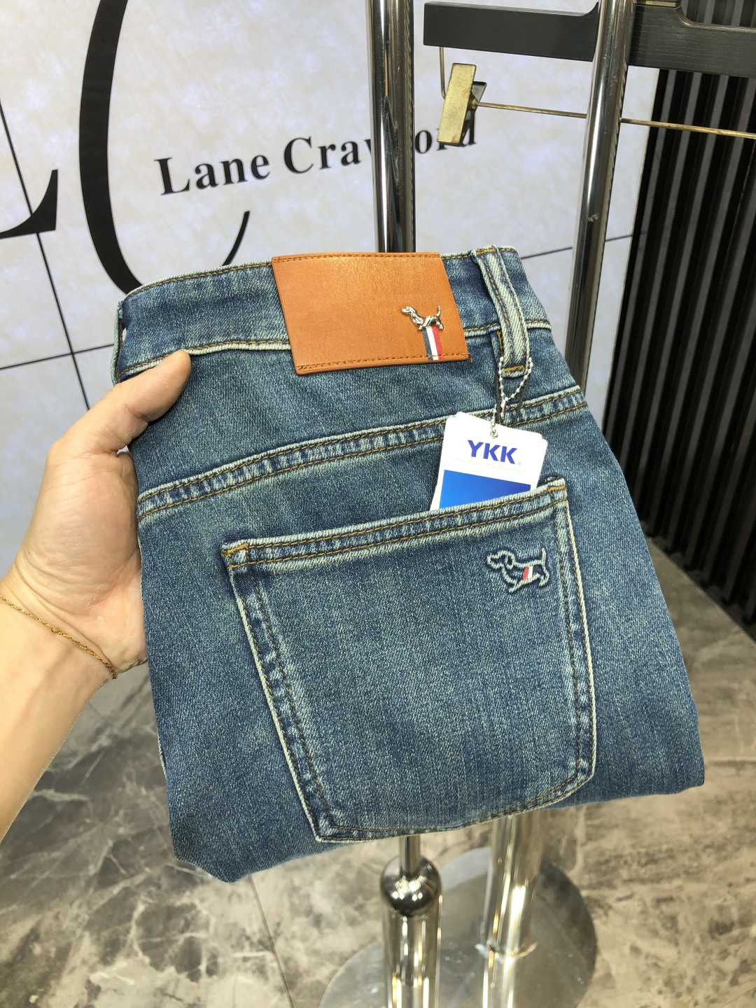 NO:118190,.TB.2025 spring and summer high-end fashion sense, super soft denim fabric, light-colored washing jeans. The fabric is very special, super fine imitation cotton yarn blend, super soft and comfortable. It has a casual and casual sense of denim, and also has a relaxed and fashionable feeling. The cloth is refreshing, slightly stretchy, super soft and long-lasting, the whole pants are all traditional hand-wiping technology, natural stone grinding and light fermentation washing. Details are exquisite. Size 29-38,,jeans,alexander wang19860909.TB.2025春夏高级时装感,超柔牛仔面料 , 浅色洗水牛仔裤. 面料很特殊,超细精仿棉纱混纺,超柔舒适感. 具备牛仔随性感 ,休闲感 ,d4亦有轻松感 ,时尚感. 布面清爽,微弹力,超柔穿着时间长, 整条裤子全传统手擦工艺,自然石磨轻酵洗水.细节精致感. 尺码29-38,,jeans,alexander wang,Men's clothing