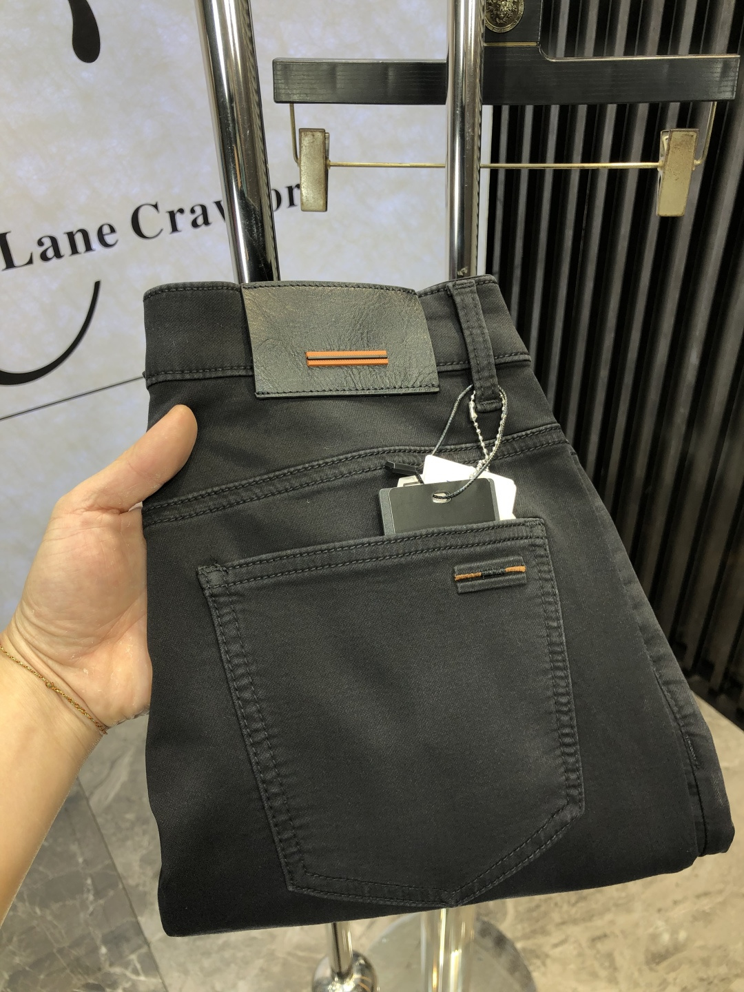 NO:118193,.Jenia.2025 spring and summer high-end fashion sense, super soft denim fabric, light-colored washing jeans. The fabric is very special, super fine imitation cotton yarn blend, super soft and comfortable. It has a casual denim, casual feeling, and d4 also has a relaxed and fashionable feeling. The cloth surface is refreshing, slightly stretchy, super soft wearing time, the whole pants are all traditional hand-wiping technology, natural stone grinding and light fermentation washing. Details are exquisite. Size 29-38,,zegna, jeans, alexander wang19860909.杰尼亚.2025春夏高级时装感,超柔牛仔面料 , 浅色洗水牛仔裤. 面料很特殊,超细精仿棉纱混纺,超柔舒适感. 具备牛仔随性感 ,休闲感 ,d4亦有轻松感 ,时尚感. 布面清爽,微弹力,超柔穿着时间长, 整条裤子全传统手擦工艺,自然石磨轻酵洗水.细节精致感. 尺码29-38,,zegna,jeans,alexander wang,Men's clothing