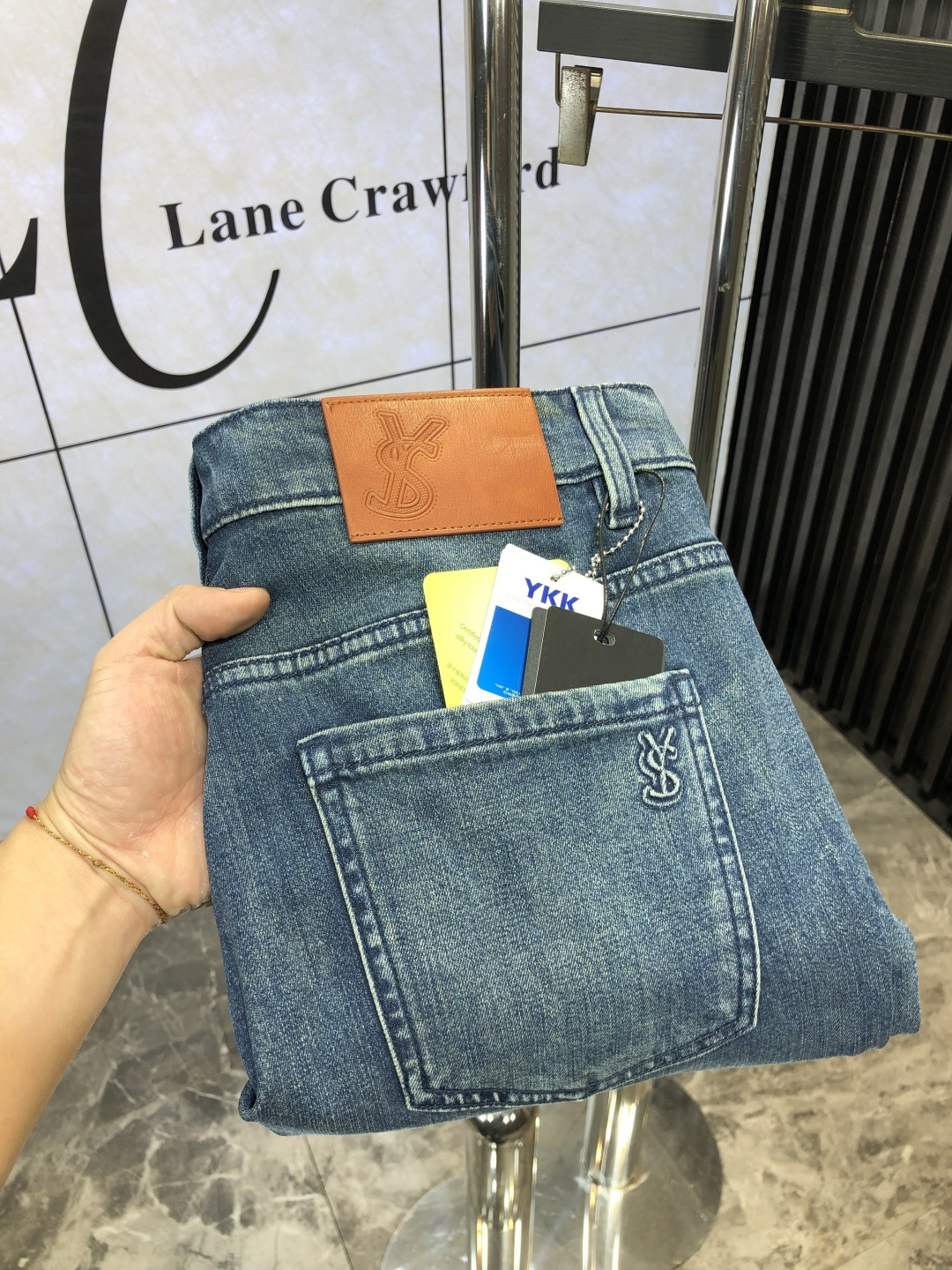 NO:118196,.Saint Laurent.2025 spring and summer high-end fashion sense, super soft denim fabric, light-colored washing jeans. The fabric is very special, super fine imitation cotton yarn blend, super soft and comfortable. It has a casual and casual sense of denim, and also has a relaxed and fashionable feeling. The cloth is refreshing, slightly stretchy, super soft and long-lasting, the whole pants are all traditional hand-wiping technology, natural stone grinding and light fermentation washing. Details are exquisite. Size 29-38,,saint laurent,jeans,alexander wang19860909.圣罗兰.2025春夏高级时装感,超柔牛仔面料 , 浅色洗水牛仔裤. 面料很特殊,超细精仿棉纱混纺,超柔舒适感. 具备牛仔随性感 ,休闲感 ,d4亦有轻松感 ,时尚感. 布面清爽,微弹力,超柔穿着时间长, 整条裤子全传统手擦工艺,自然石磨轻酵洗水.细节精致感. 尺码29-38,,saint laurent,jeans,alexander wang,Men's clothing