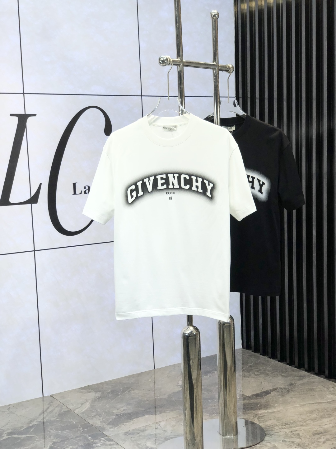 NO:141195,Givenchy.2025 spring and summer new style first-time counter latest short-sleeved round-neck T-shirt, high-end customization, avant-garde and fashionable design!  Brand logo heavy craft design, high-end customized mercerated cloud cotton fabric, soft feel, comfortable to wear, exquisite counter-level car line, fine workmanship, invincible and handsome upper body effect!  A must-have item for handsome men!  yardage M-3XL. m wear 175/130, given 175, T-shirt,tees, t-shirt,alexander wang19860909纪梵希 .2025春夏新款首发专柜最新款短袖圆领T恤 高端订制 设计前卫时尚！品牌logo重工艺设计 高端定制丝光云朵棉面料.手感柔软.穿着舒适.专柜级别精致车线.ym做工精细.上身效果无敌帅气！型男必备单品！ 码数M-3XL. m穿175/130,,givenchy,T-shirt,tees，t-shirt,alexander wang,Men's clothing