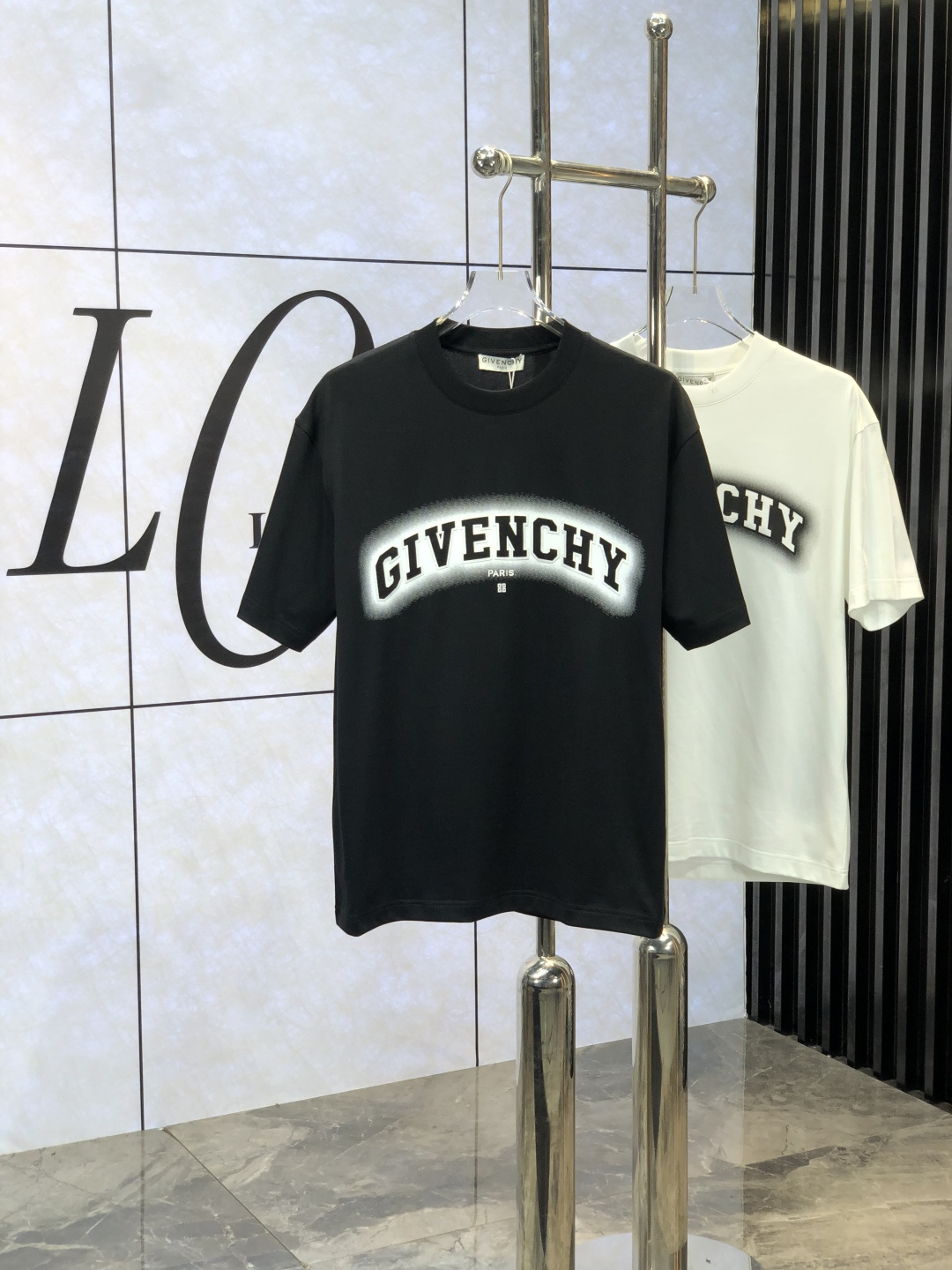NO:141197,Givenchy. The latest short-sleeved round-neck T-shirt in the first 2025 spring and summer new style, high-end customization, avant-garde and fashionable design!  Brand logo heavy craft design, high-end customized mercerated cloud cotton fabric, soft feel, comfortable to wear, exquisite counter-level car line, fine workmanship, invincible and handsome upper body effect!  A must-have item for handsome men!  yardage M-3XL. m wear 175/130, given 175, T-shirt,tees, t-shirt,alexander wang19860909纪梵希.2025春夏新款首发专柜最新款短袖圆领T恤 高端订制 设计前卫时尚！品牌logo重工艺设计 高端定制丝光云朵棉面料.手感柔软.穿着舒适.专柜级别精致车线.ym做工精细.上身效果无敌帅气！型男必备单品！ 码数M-3XL. m穿175/130,,givenchy,T-shirt,tees，t-shirt,alexander wang,Men's clothing