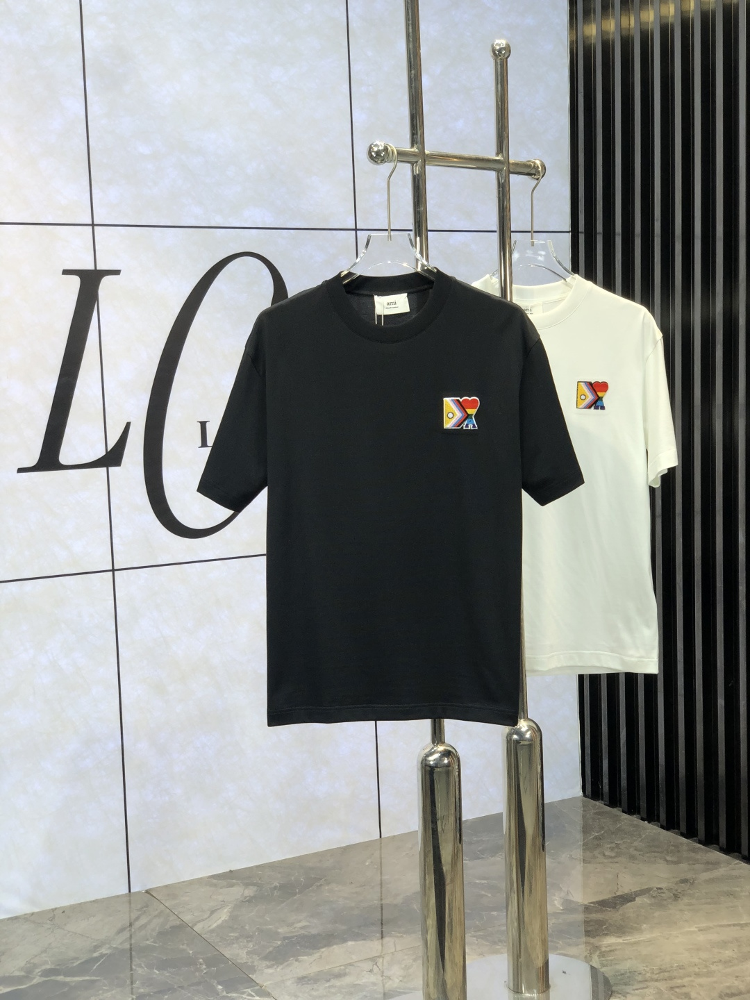 NO:141199,ami.2025 spring and summer new style first-time counter latest short-sleeved round-neck T-shirt, high-end customization, avant-garde and fashionable design!  Brand logo heavy craft design, high-end customized mercerated cloud cotton fabric, soft feel, comfortable to wear, exquisite counter-level car line, fine workmanship, invincible and handsome upper body effect!  A must-have item for handsome men!  yard M-3XL. m wear 175/130, T-shirt,tees,t-shirt,alexander wang19860909ami .2025春夏新款首发专柜最新款短袖圆领T恤 高端订制 设计前卫时尚！品牌logo重工艺设计 高端定制丝光云朵棉面料.手感柔软.穿着舒适.专柜级别精致车线.ym做工精细.上身效果无敌帅气！型男必备单品！ 码数M-3XL. m穿175/130,,T-shirt,tees，t-shirt,alexander wang,Men's clothing