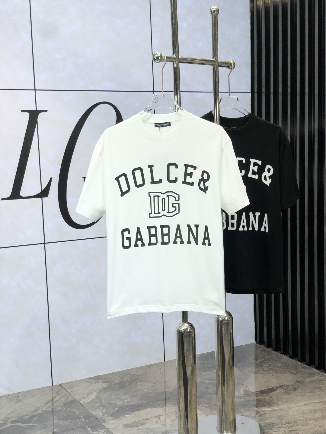 NO:141201,D&G.2025 spring and summer new style first-time counter latest short-sleeved round-neck T-shirt, high-end customization, avant-garde and fashionable design!  Brand logo heavy craft design, high-end customized mercerated cloud cotton fabric, soft feel, comfortable to wear, exquisite counter-level car line, fine workmanship, invincible and handsome upper body effect!  A must-have item for handsome men!  Count M-3XL. m wear 175/130, Dolce & Gabbana, T-shirt, tees, t-shirt, alexander wang19860909D&G .2025春夏新款首发专柜最新款短袖圆领T恤 高端订制 设计前卫时尚！品牌logo重工艺设计 高端定制丝光云朵棉面料.手感柔软.穿着舒适.专柜级别精致车线.ym做工精细.上身效果无敌帅气！型男必备单品！ 码数M-3XL. m穿175/130,,Dolce&Gabbana,T-shirt,tees，t-shirt,alexander wang,Men's clothing