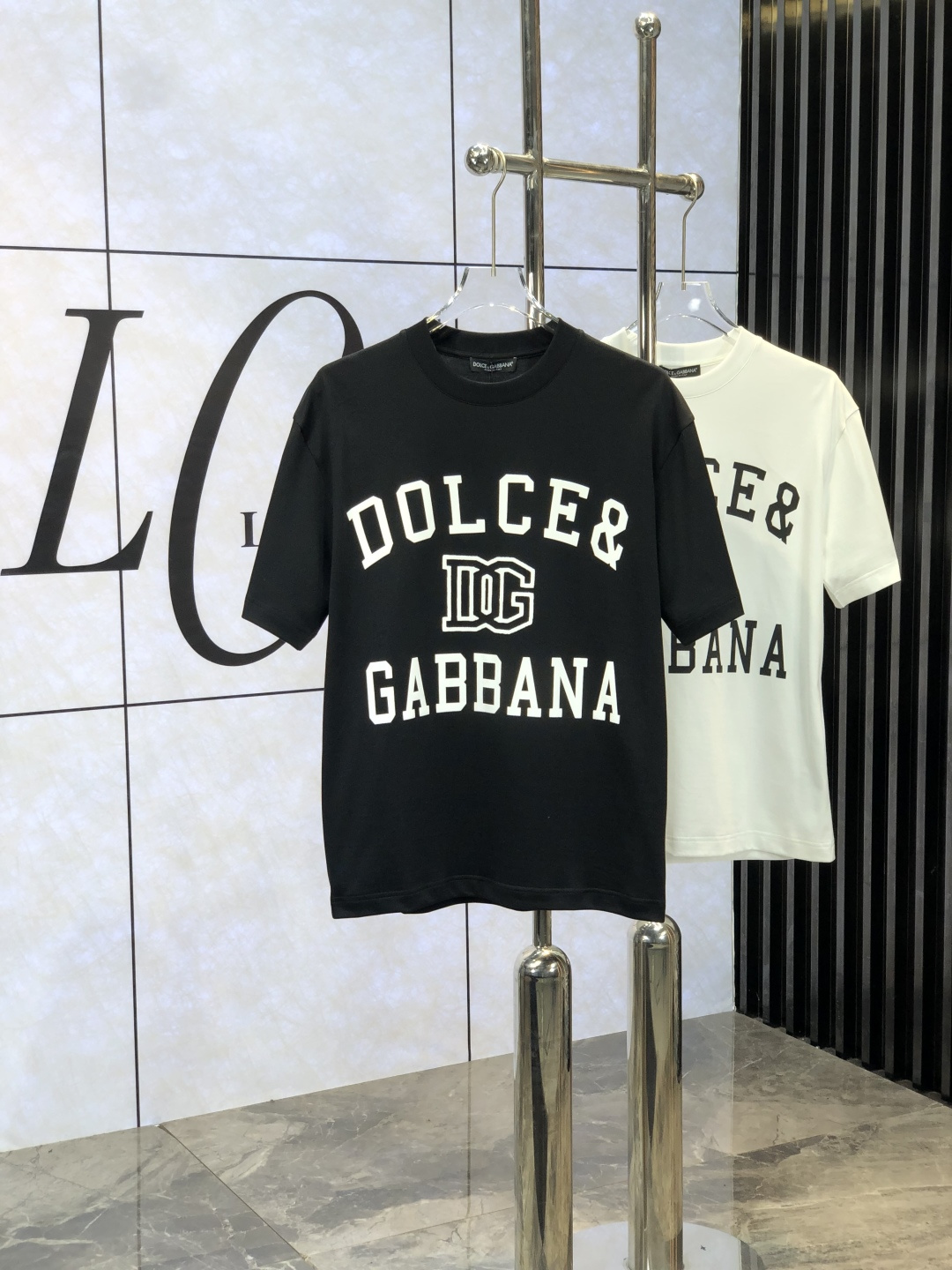 NO:141203,D&G.2025 spring and summer new style first-time counter latest short-sleeved round-neck T-shirt, high-end customization, avant-garde and fashionable design!  Brand logo heavy craft design, high-end customized mercerated cloud cotton fabric, soft feel, comfortable to wear, exquisite counter-level car line, fine workmanship, invincible and handsome upper body effect!  A must-have item for handsome men!  Count M-3XL. m wear 175/130, Dolce & Gabbana, T-shirt, tees, t-shirt, alexander wang19860909D&G.2025春夏新款首发专柜最新款短袖圆领T恤 高端订制 设计前卫时尚！品牌logo重工艺设计 高端定制丝光云朵棉面料.手感柔软.穿着舒适.专柜级别精致车线.ym做工精细.上身效果无敌帅气！型男必备单品！ 码数M-3XL. m穿175/130,,Dolce&Gabbana,T-shirt,tees，t-shirt,alexander wang,Men's clothing