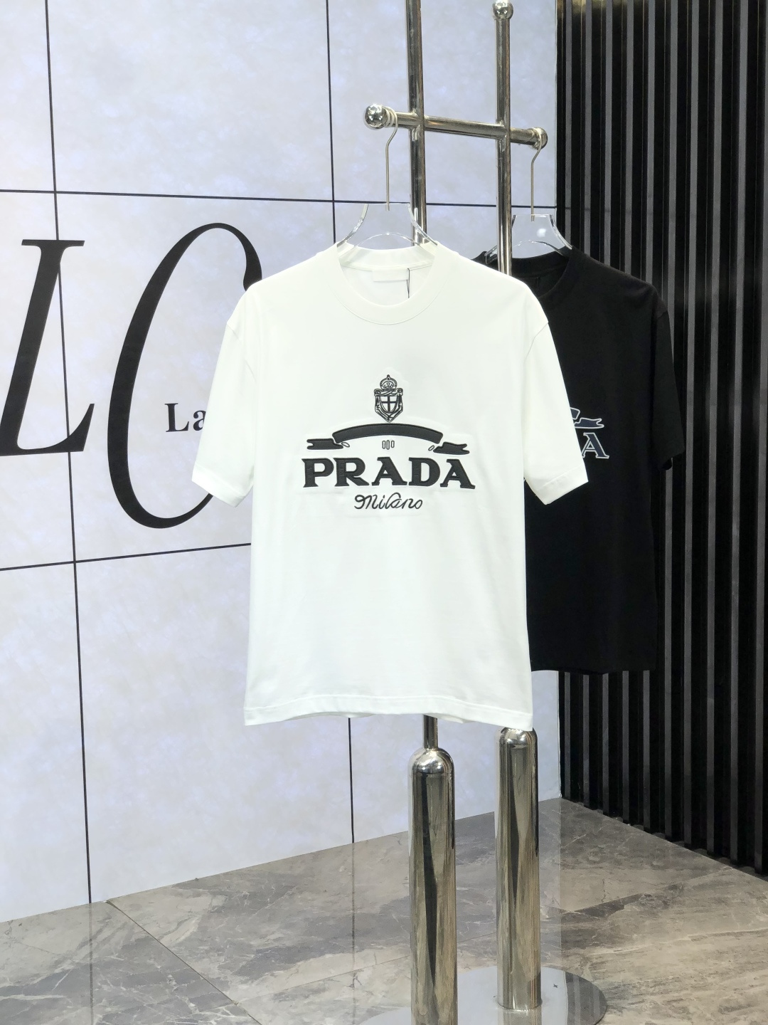 NO:141205,D&G.2025 spring and summer new style first-time counter latest short-sleeved round-neck T-shirt, high-end customization, avant-garde and fashionable design!  Brand logo heavy craft design, high-end customized mercerated cloud cotton fabric, soft feel, comfortable to wear, exquisite counter-level car line, fine workmanship, invincible and handsome upper body effect!  A must-have item for handsome men!  Count M-3XL. m wear 175/130, Dolce & Gabbana, T-shirt, tees, t-shirt, alexander wang19860909D&G .2025春夏新款首发专柜最新款短袖圆领T恤 高端订制 设计前卫时尚！品牌logo重工艺设计 高端定制丝光云朵棉面料.手感柔软.穿着舒适.专柜级别精致车线.ym做工精细.上身效果无敌帅气！型男必备单品！ 码数M-3XL. m穿175/130,,Dolce&Gabbana,T-shirt,tees，t-shirt,alexander wang,Men's clothing