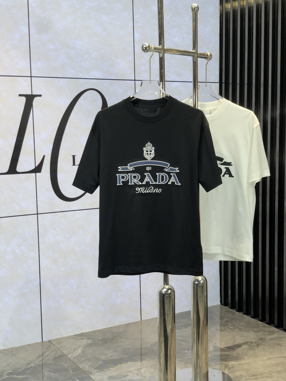 NO:141207,Prada.2025 spring and summer new style first-time counter latest short-sleeved round-neck T-shirt, high-end customization, avant-garde and fashionable design!  Brand logo heavy craft design, high-end customized mercerated cloud cotton fabric, soft feel, comfortable to wear, exquisite counter-level car line, fine workmanship, invincible and handsome upper body effect!  A must-have item for handsome men!  Count M-3XL. m wear 175/130, prada, T-shirt,tees, t-shirt,alexander wang19860909普拉达 .2025春夏新款首发专柜最新款短袖圆领T恤 高端订制 设计前卫时尚！品牌logo重工艺设计 高端定制丝光云朵棉面料.手感柔软.穿着舒适.专柜级别精致车线.ym做工精细.上身效果无敌帅气！型男必备单品！ 码数M-3XL. m穿175/130,,prada,T-shirt,tees，t-shirt,alexander wang,Men's clothing
