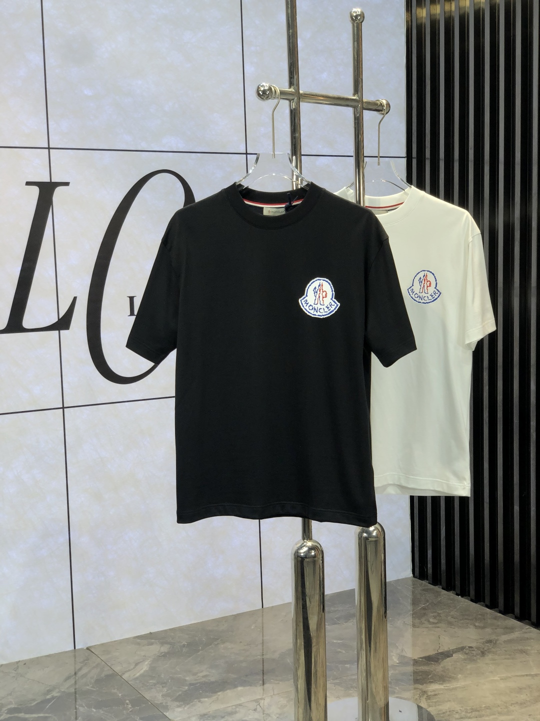 NO:141192,The new spring and summer 2025 new spring and summer first-time counter latest short-sleeved round-neck T-shirt, high-end customization, avant-garde and fashionable design!  Brand logo heavy craft design, high-end customized mercerated cloud cotton fabric, soft feel, comfortable to wear, exquisite counter-level car line, fine workmanship, invincible and handsome upper body effect!  A must-have item for handsome men!  Count M-3XL. m wear 175/130, Moncler, T-shirt,tees, t-shirt,alexander wang19860909蒙口.2025春夏新款首发专柜最新款短袖圆领T恤 高端订制 设计前卫时尚！品牌logo重工艺设计 高端定制丝光云朵棉面料.手感柔软.穿着舒适.专柜级别精致车线.ym做工精细.上身效果无敌帅气！型男必备单品！ 码数M-3XL. m穿175/130,,Moncler,T-shirt,tees，t-shirt,alexander wang,Men's clothing