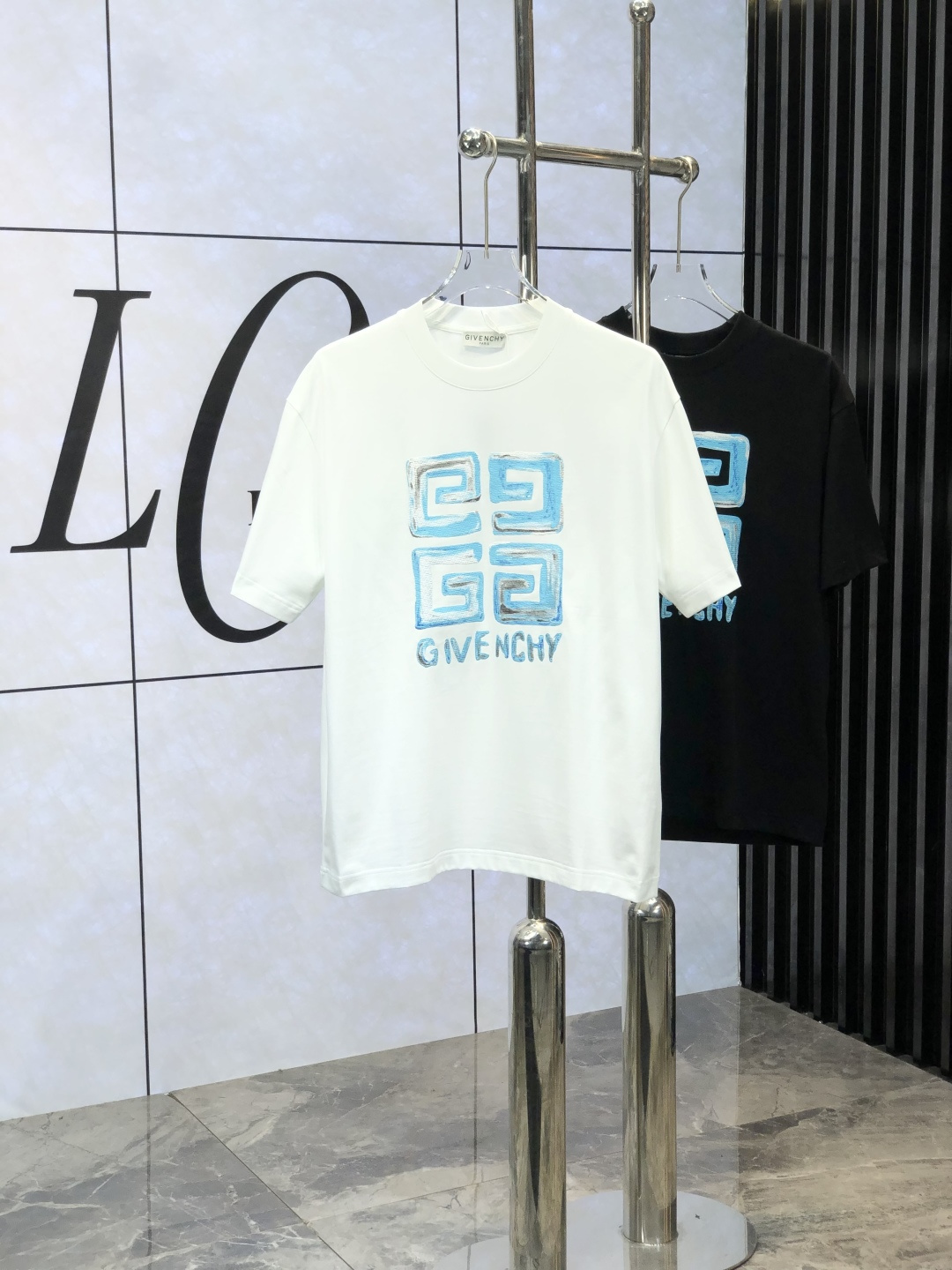 NO:141194,Givenchy. The latest short-sleeved round-neck T-shirt in the first 2025 spring and summer new style, high-end customization, avant-garde and fashionable design!  Brand logo heavy craft design, high-end customized mercerated cloud cotton fabric, soft feel, comfortable to wear, exquisite counter-level car line, fine workmanship, invincible and handsome upper body effect!  A must-have item for handsome men!  yardage M-3XL. m wear 175/130, given 175, T-shirt,tees, t-shirt,alexander wang19860909纪梵希.2025春夏新款首发专柜最新款短袖圆领T恤 高端订制 设计前卫时尚！品牌logo重工艺设计 高端定制丝光云朵棉面料.手感柔软.穿着舒适.专柜级别精致车线.ym做工精细.上身效果无敌帅气！型男必备单品！ 码数M-3XL. m穿175/130,,givenchy,T-shirt,tees，t-shirt,alexander wang,Men's clothing