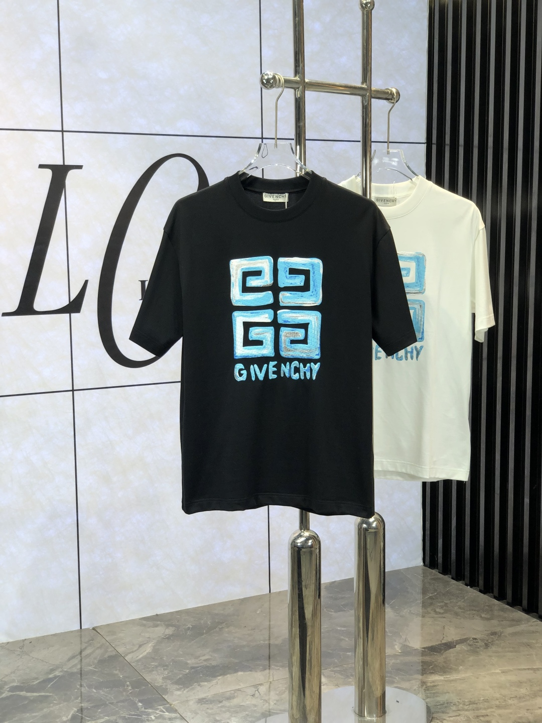 NO:141196,Givenchy.2025 spring and summer new style first-time counter latest short-sleeved round-neck T-shirt, high-end customization, avant-garde and fashionable design!  Brand logo heavy craft design, high-end customized mercerated cloud cotton fabric, soft feel, comfortable to wear, exquisite counter-level car line, fine workmanship, invincible and handsome upper body effect!  A must-have item for handsome men!  yardage M-3XL. m wear 175/130, given 175, T-shirt,tees, t-shirt,alexander wang19860909纪梵希 .2025春夏新款首发专柜最新款短袖圆领T恤 高端订制 设计前卫时尚！品牌logo重工艺设计 高端定制丝光云朵棉面料.手感柔软.穿着舒适.专柜级别精致车线.ym做工精细.上身效果无敌帅气！型男必备单品！ 码数M-3XL. m穿175/130,,givenchy,T-shirt,tees，t-shirt,alexander wang,Men's clothing