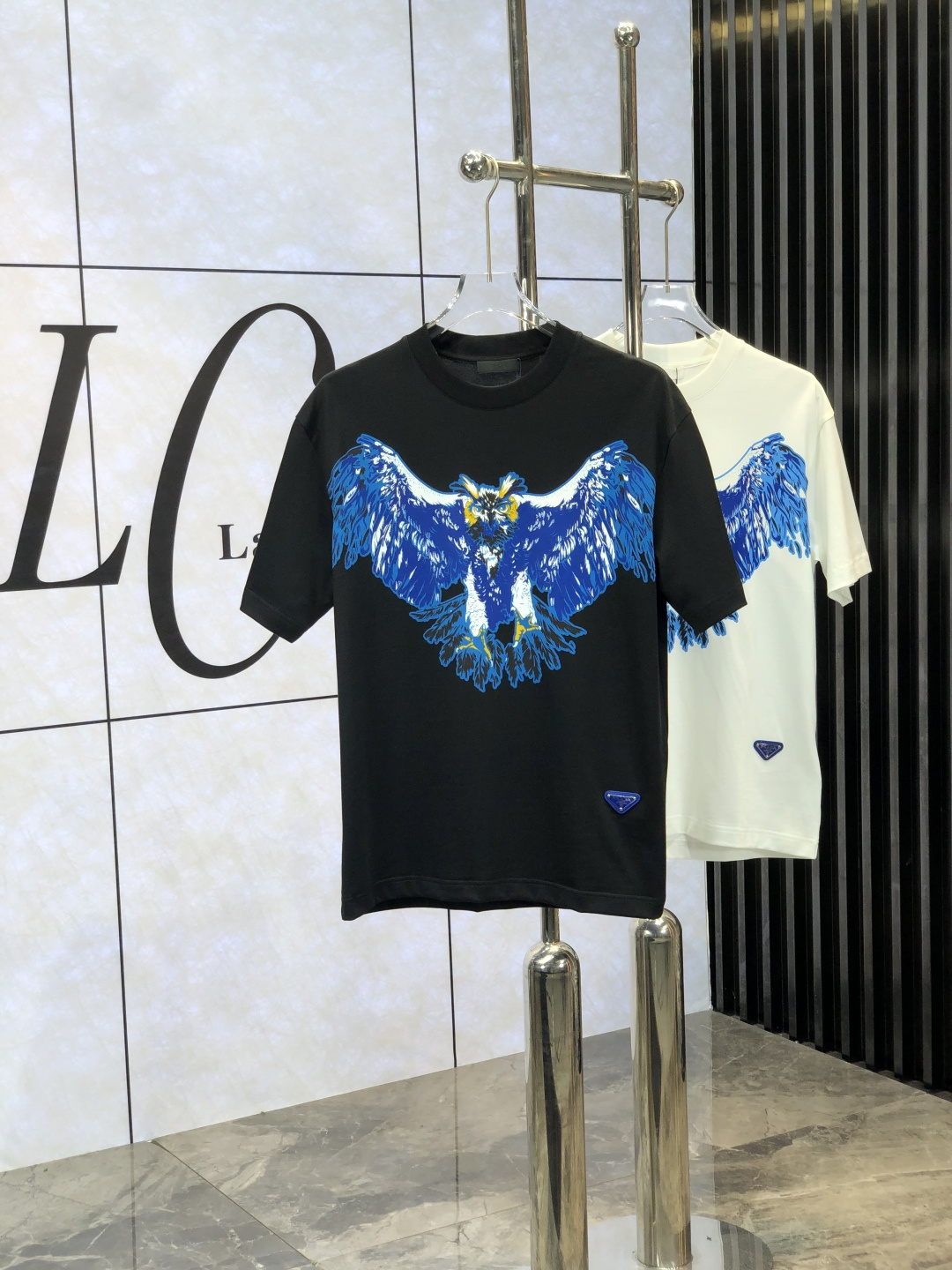 NO:141200,Prada.2025 spring and summer new style first-time counter latest short-sleeved round-neck T-shirt, high-end customization, avant-garde and fashionable design!  Brand logo heavy craft design, high-end customized mercerated cloud cotton fabric, soft feel, comfortable to wear, exquisite counter-level car line, fine workmanship, invincible and handsome upper body effect!  A must-have item for handsome men!  Count M-3XL. m wear 175/130, prada, T-shirt,tees, t-shirt,alexander wang19860909普拉达.2025春夏新款首发专柜最新款短袖圆领T恤 高端订制 设计前卫时尚！品牌logo重工艺设计 高端定制丝光云朵棉面料.手感柔软.穿着舒适.专柜级别精致车线.ym做工精细.上身效果无敌帅气！型男必备单品！ 码数M-3XL. m穿175/130,,prada,T-shirt,tees，t-shirt,alexander wang,Men's clothing