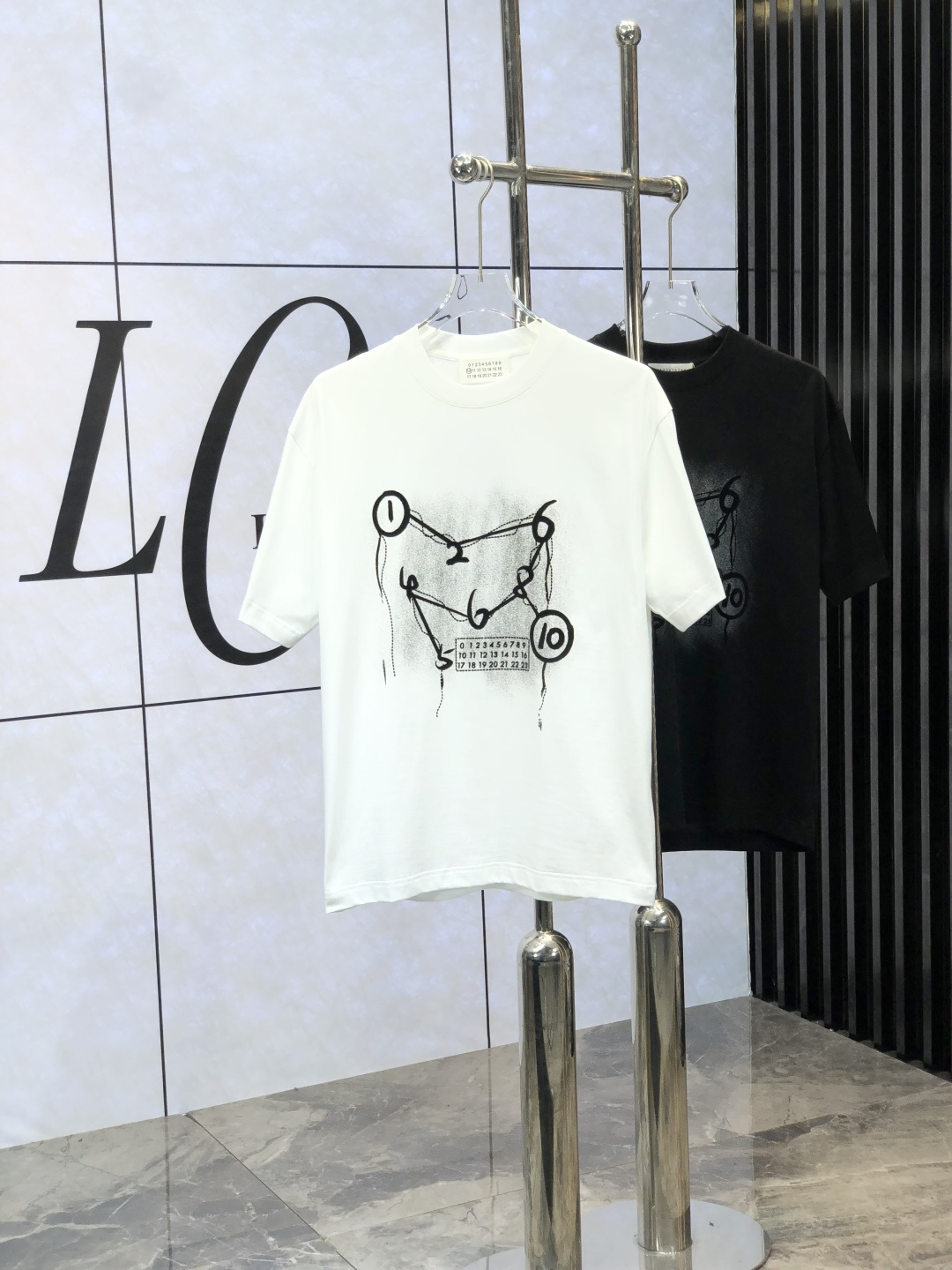 NO:141202,Majila.2025 spring and summer new first-time counter latest short-sleeved round-neck T-shirt, high-end customization, avant-garde and fashionable design!  Brand logo heavy craft design, high-end customized mercerated cloud cotton fabric, soft feel, comfortable to wear, exquisite counter-level car line, fine workmanship, invincible and handsome upper body effect!  A must-have item for handsome men!  Count M-3XL. m wear 175/130,,masion margiela,T-shirt,tees,t-shirt,alexander wang19860909马吉拉 .2025春夏新款首发专柜最新款短袖圆领T恤 高端订制 设计前卫时尚！品牌logo重工艺设计 高端定制丝光云朵棉面料.手感柔软.穿着舒适.专柜级别精致车线.ym做工精细.上身效果无敌帅气！型男必备单品！ 码数M-3XL. m穿175/130,,masion margiela,T-shirt,tees，t-shirt,alexander wang,Men's clothing