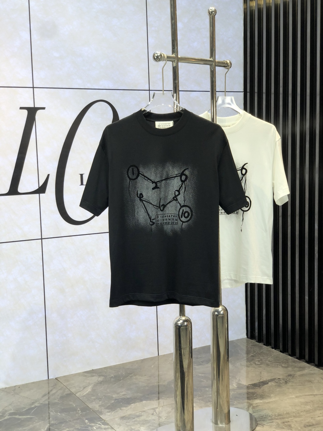 NO:141204,Majira. The latest short-sleeved round-neck T-shirt in the first 2025 spring and summer new style, the latest short-sleeved round-neck T-shirt is high-end customized, and the design is avant-garde and fashionable!  Brand logo heavy craft design, high-end customized mercerated cloud cotton fabric, soft feel, comfortable to wear, exquisite counter-level car line, fine workmanship, invincible and handsome upper body effect!  A must-have item for handsome men!  Count M-3XL. m wear 175/130,,masion margiela,T-shirt,tees,t-shirt,alexander wang19860909马吉拉.2025春夏新款首发专柜最新款短袖圆领T恤 高端订制 设计前卫时尚！品牌logo重工艺设计 高端定制丝光云朵棉面料.手感柔软.穿着舒适.专柜级别精致车线.ym做工精细.上身效果无敌帅气！型男必备单品！ 码数M-3XL. m穿175/130,,masion margiela,T-shirt,tees，t-shirt,alexander wang,Men's clothing