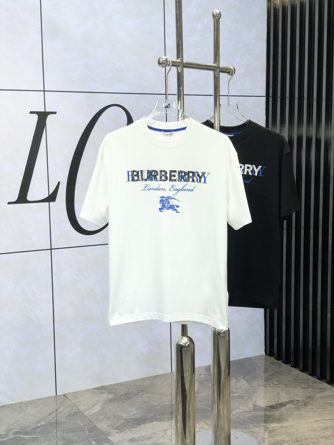 NO:449483,Burberry.2025 spring and summer new style first-time counter latest short-sleeved round-neck T-shirt, high-end customization, avant-garde and fashionable design!  Brand logo heavy craft design, high-end customized mercerated cloud cotton fabric, soft feel, comfortable to wear, exquisite counter-level car line. K fine workmanship, invincible and handsome upper body effect!  A must-have item for handsome men!  Count M-3XL. m wear 175/130., burberry, T-shirt,tees, t-shirt,alexander wang19860909巴宝莉 .2025春夏新款首发专柜最新款短袖圆领T恤 高端订制 设计前卫时尚！品牌logo重工艺设计 高端定制丝光云朵棉面料.手感柔软.穿着舒适.专柜级别精致车线.k做工精细.上身效果无敌帅气！型男必备单品！ 码数M-3XL. m穿175/130.,,burberry,T-shirt,tees，t-shirt,alexander wang,Men's clothing