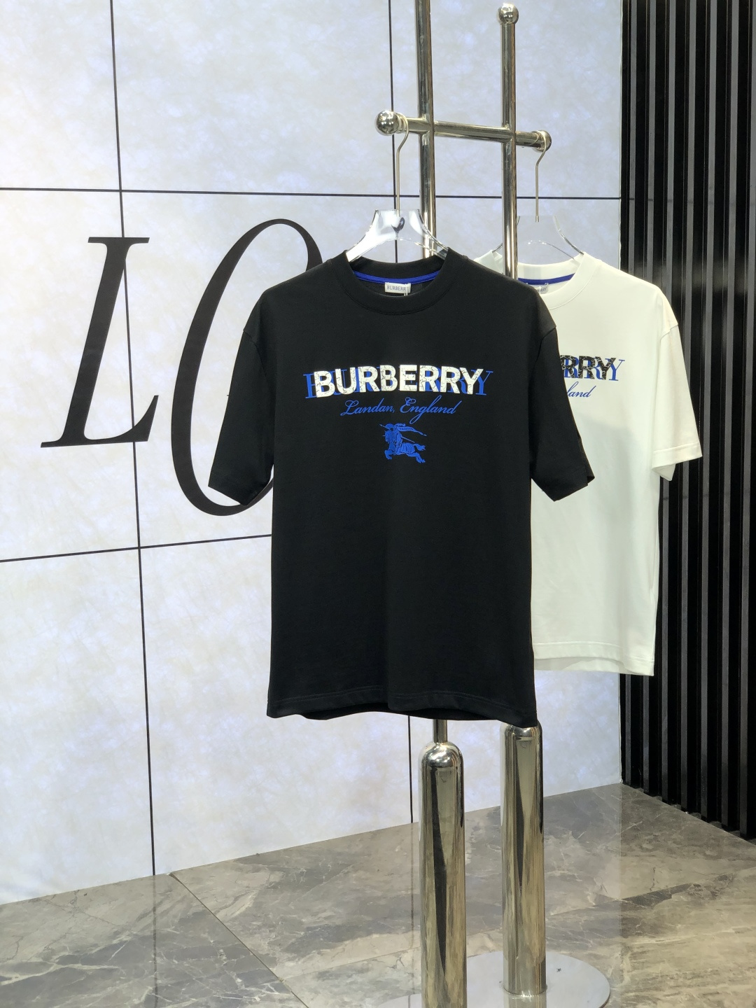 NO:449487,Burberry. The latest short-sleeved round-neck T-shirt in the first 2025 spring and summer new style, the newest short-sleeved round-neck T-shirt is high-end customized, and the design is avant-garde and fashionable!  Brand logo heavy craft design, high-end customized mercerated cloud cotton fabric, soft feel, comfortable to wear, exquisite counter-level car line. K fine workmanship, invincible and handsome upper body effect!  A must-have item for handsome men!  Count M-3XL. m wear 175/130., burberry, T-shirt,tees, t-shirt,alexander wang19860909巴宝莉.2025春夏新款首发专柜最新款短袖圆领T恤 高端订制 设计前卫时尚！品牌logo重工艺设计 高端定制丝光云朵棉面料.手感柔软.穿着舒适.专柜级别精致车线.k做工精细.上身效果无敌帅气！型男必备单品！ 码数M-3XL. m穿175/130.,,burberry,T-shirt,tees，t-shirt,alexander wang,Men's clothing