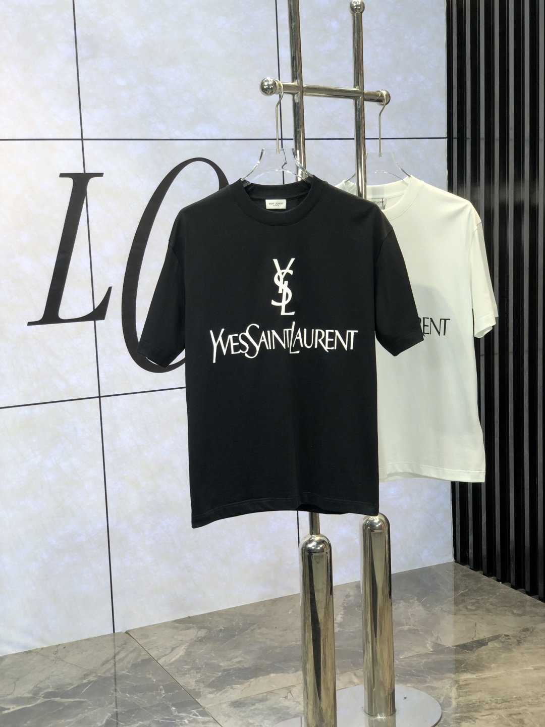 NO:449492,Saint Laurent. The latest short-sleeved round-neck T-shirt in the first 2025 spring and summer new style, high-end customization, avant-garde and fashionable design!  Brand logo heavy craft design, high-end customized mercerated cloud cotton fabric, soft feel, comfortable to wear, exquisite counter-level car line. K fine workmanship, invincible and handsome upper body effect!  A must-have item for handsome men!  Count M-3XL. m wear 175/130.,,saint laurent,T-shirt,tees,t-shirt,alexander wang19860909圣罗兰.2025春夏新款首发专柜最新款短袖圆领T恤 高端订制 设计前卫时尚！品牌logo重工艺设计 高端定制丝光云朵棉面料.手感柔软.穿着舒适.专柜级别精致车线.k做工精细.上身效果无敌帅气！型男必备单品！ 码数M-3XL. m穿175/130.,,saint laurent,T-shirt,tees，t-shirt,alexander wang,Men's clothing