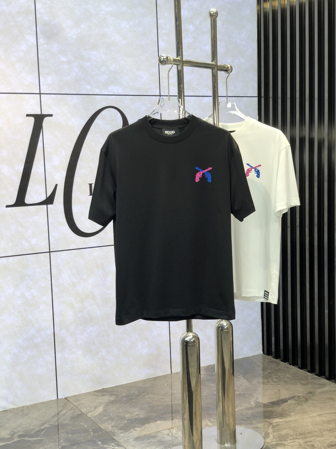 NO:449497,Good.2025 spring and summer new style first-time counter latest short-sleeved round-neck T-shirt, high-end customization, avant-garde and fashionable design!  Brand logo heavy craft design, high-end customized mercerated cloud cotton fabric, soft feel, comfortable to wear, exquisite counter-level car line. K fine workmanship, invincible and handsome upper body effect!  A must-have item for handsome men!  yard M-3XL. m wear 175/130.,T-shirt,tees,t-shirt,alexander wang19860909Good .2025春夏新款首发专柜最新款短袖圆领T恤 高端订制 设计前卫时尚！品牌logo重工艺设计 高端定制丝光云朵棉面料.手感柔软.穿着舒适.专柜级别精致车线.k做工精细.上身效果无敌帅气！型男必备单品！ 码数M-3XL. m穿175/130.,,T-shirt,tees，t-shirt,alexander wang,Men's clothing