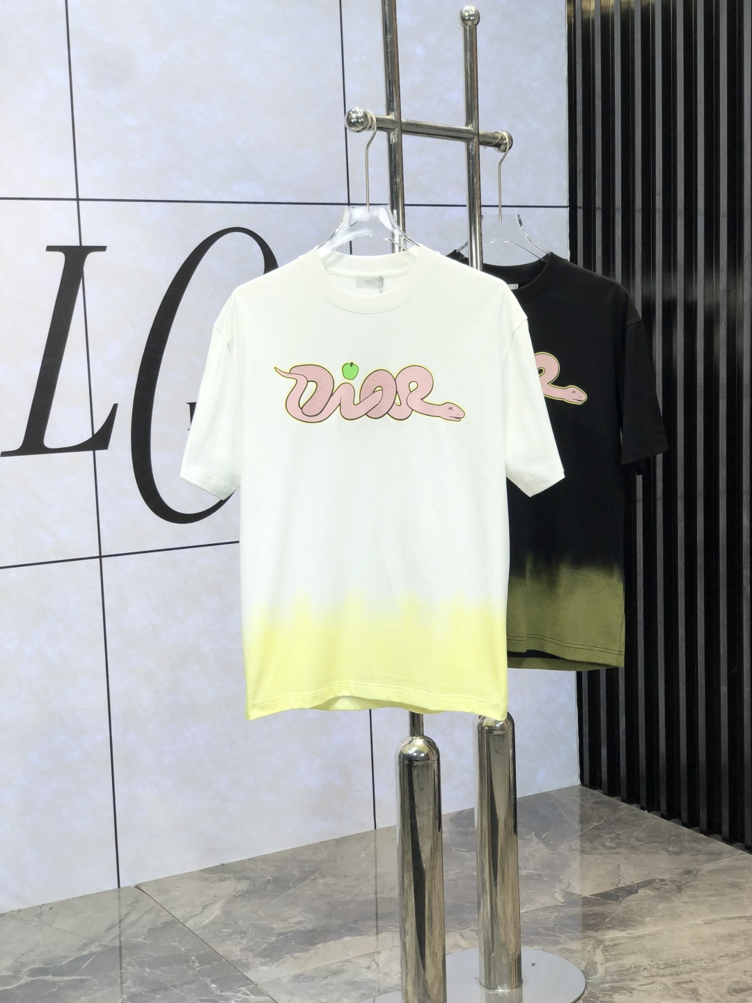 NO:449502,Dior.2025 spring and summer new style first-time counter latest short-sleeved round-neck T-shirt, high-end customization, avant-garde and fashionable design!  Brand logo heavy craft design, high-end customized mercerated cloud cotton fabric, soft feel, comfortable to wear, exquisite counter-level car line. K fine workmanship, invincible and handsome upper body effect!  A must-have item for handsome men!  yard M-3XL. m wear 175/130.,dior,T-shirt,tees,t-shirt,alexander wang19860909Dior.2025春夏新款首发专柜最新款短袖圆领T恤 高端订制 设计前卫时尚！品牌logo重工艺设计 高端定制丝光云朵棉面料.手感柔软.穿着舒适.专柜级别精致车线.k做工精细.上身效果无敌帅气！型男必备单品！ 码数M-3XL. m穿175/130.,,dior,T-shirt,tees，t-shirt,alexander wang,Men's clothing