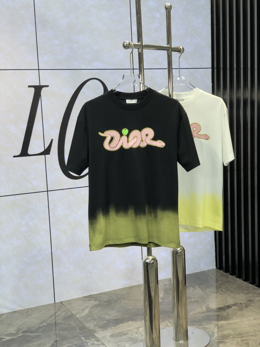 NO:449508,Dior.2025 spring and summer new style first-time counter latest short-sleeved round-neck T-shirt, high-end customization, avant-garde and fashionable design!  Brand logo heavy craft design, high-end customized mercerated cloud cotton fabric, soft feel, comfortable to wear, exquisite counter-level car line. K fine workmanship, invincible and handsome upper body effect!  A must-have item for handsome men!  yard M-3XL. m wear 175/130.,dior,T-shirt,tees,t-shirt,alexander wang19860909Dior .2025春夏新款首发专柜最新款短袖圆领T恤 高端订制 设计前卫时尚！品牌logo重工艺设计 高端定制丝光云朵棉面料.手感柔软.穿着舒适.专柜级别精致车线.k做工精细.上身效果无敌帅气！型男必备单品！ 码数M-3XL. m穿175/130.,,dior,T-shirt,tees，t-shirt,alexander wang,Men's clothing
