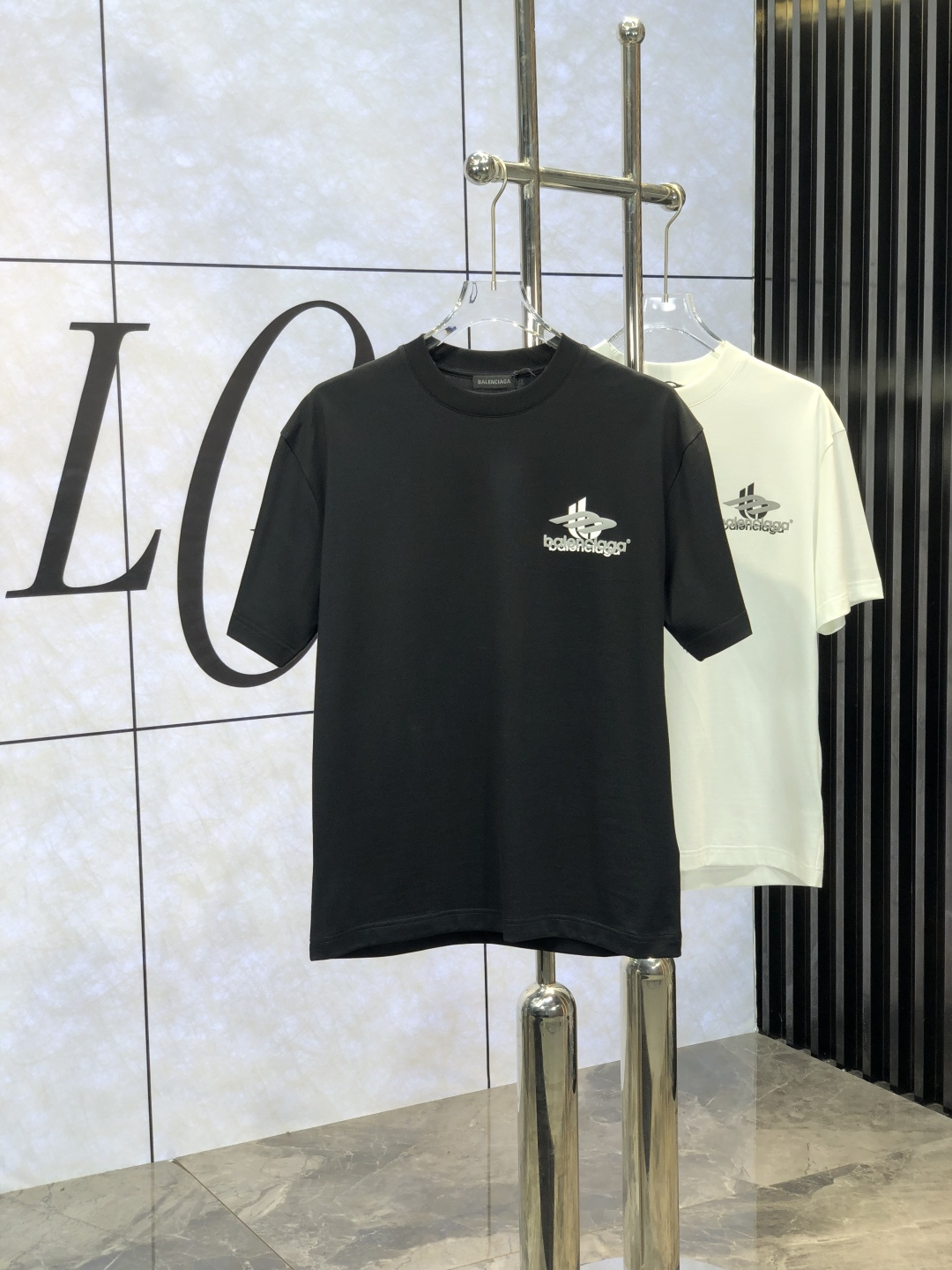 NO:449512,Balenciaga. The latest short-sleeved round-neck T-shirt in the first 2025 spring and summer new style, the latest short-sleeved round-neck T-shirt is high-end customized, and the design is avant-garde and fashionable!  Brand logo heavy craft design, high-end customized mercerated cloud cotton fabric, soft feel, comfortable to wear, exquisite counter-level car line. K fine workmanship, invincible and handsome upper body effect!  A must-have item for handsome men!  Count M-3XL. m wear 175/130.,,balenciaga,T-shirt,tees,t-shirt,alexander wang19860909巴黎世家.2025春夏新款首发专柜最新款短袖圆领T恤 高端订制 设计前卫时尚！品牌logo重工艺设计 高端定制丝光云朵棉面料.手感柔软.穿着舒适.专柜级别精致车线.k做工精细.上身效果无敌帅气！型男必备单品！ 码数M-3XL. m穿175/130.,,balenciaga,T-shirt,tees，t-shirt,alexander wang,Men's clothing