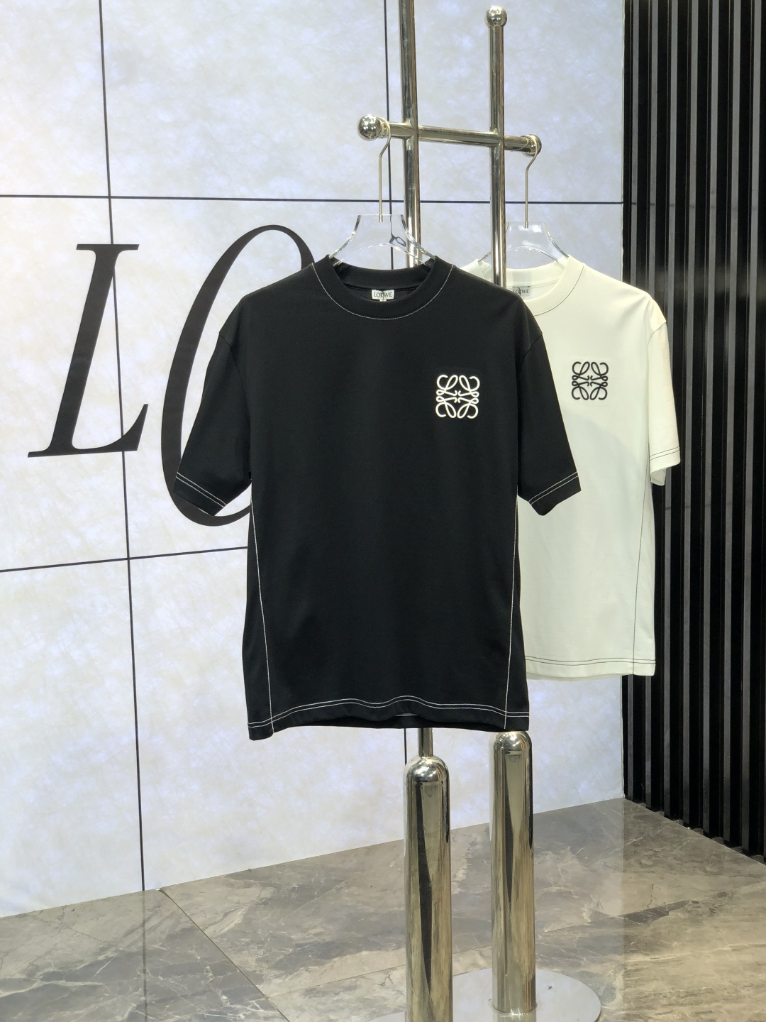 NO:449515,Luo Yiwei. The latest short-sleeved round-neck T-shirt in the first 2025 spring and summer new style, the first-time counter is high-end customized, and the design is avant-garde and fashionable!  Brand logo heavy craft design, high-end customized mercerated cloud cotton fabric, soft feel, comfortable to wear, exquisite counter-level car line. K fine workmanship, invincible and handsome upper body effect!  A must-have item for handsome men!  Count M-3XL. m wear 175/130.,loewe,T-shirt,tees,t-shirt,alexander wang19860909罗意威.2025春夏新款首发专柜最新款短袖圆领T恤 高端订制 设计前卫时尚！品牌logo重工艺设计 高端定制丝光云朵棉面料.手感柔软.穿着舒适.专柜级别精致车线.k做工精细.上身效果无敌帅气！型男必备单品！ 码数M-3XL. m穿175/130.,,loewe,T-shirt,tees，t-shirt,alexander wang,Men's clothing