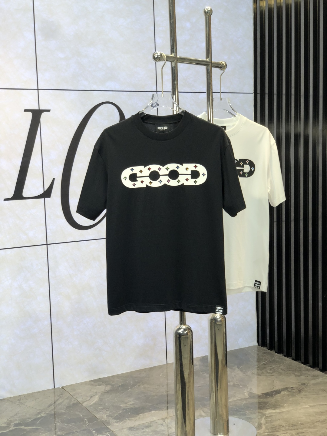 NO:449521,Good.2025 spring and summer new style first-time counter latest short-sleeved round-neck T-shirt, high-end customization, avant-garde and fashionable design!  Brand logo heavy craft design, high-end customized mercerated cloud cotton fabric, soft feel, comfortable to wear, exquisite counter-level car line. K fine workmanship, invincible and handsome upper body effect!  A must-have item for handsome men!  yard M-3XL. m wear 175/130.,T-shirt,tees,t-shirt,alexander wang19860909Good.2025春夏新款首发专柜最新款短袖圆领T恤 高端订制 设计前卫时尚！品牌logo重工艺设计 高端定制丝光云朵棉面料.手感柔软.穿着舒适.专柜级别精致车线.k做工精细.上身效果无敌帅气！型男必备单品！ 码数M-3XL. m穿175/130.,,T-shirt,tees，t-shirt,alexander wang,Men's clothing