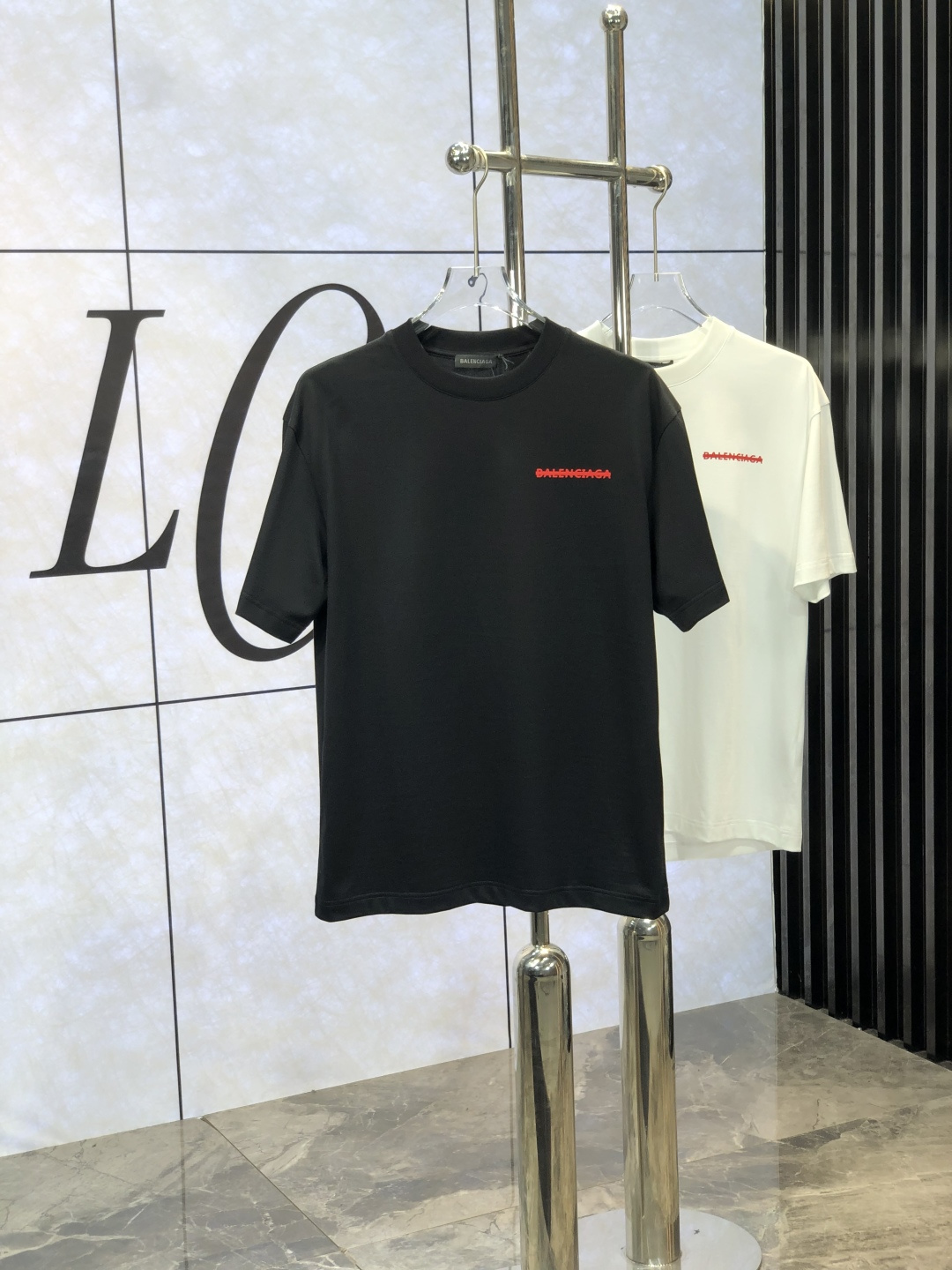 NO:449527,Balenciaga. The latest short-sleeved round-neck T-shirt in the first 2025 spring and summer new style, the latest short-sleeved round-neck T-shirt is high-end customized, and the design is avant-garde and fashionable!  Brand logo heavy craft design, high-end customized mercerated cloud cotton fabric, soft feel, comfortable to wear, exquisite counter-level car line. K fine workmanship, invincible and handsome upper body effect!  A must-have item for handsome men!  Count M-3XL. m wear 175/130.,,balenciaga,T-shirt,tees,t-shirt,alexander wang19860909巴黎世家.2025春夏新款首发专柜最新款短袖圆领T恤 高端订制 设计前卫时尚！品牌logo重工艺设计 高端定制丝光云朵棉面料.手感柔软.穿着舒适.专柜级别精致车线.k做工精细.上身效果无敌帅气！型男必备单品！ 码数M-3XL. m穿175/130.,,balenciaga,T-shirt,tees，t-shirt,alexander wang,Men's clothing