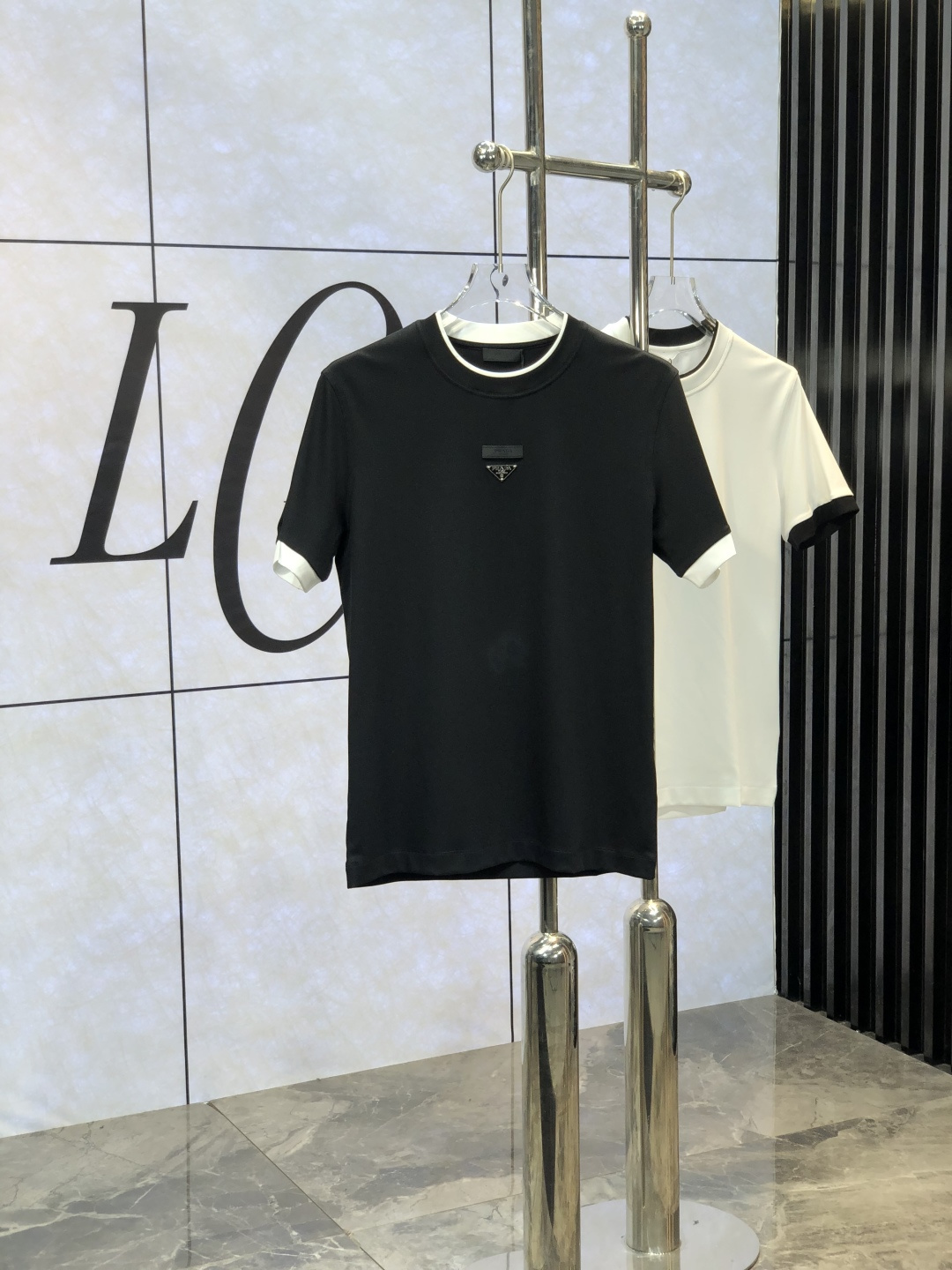 NO:449533,Prada.2025 spring and summer new style first-time counter latest short-sleeved round-neck T-shirt, high-end customization, avant-garde and fashionable design!  Brand logo heavy craft design, high-end customized mercerated cloud cotton fabric, soft feel, comfortable to wear, exquisite counter-level car line. K fine workmanship, invincible and handsome upper body effect!  A must-have item for handsome men!  Count M-3XL. m wear 175/130.,,prada,T-shirt,tees,t-shirt,alexander wang19860909普拉达.2025春夏新款首发专柜最新款短袖圆领T恤 高端订制 设计前卫时尚！品牌logo重工艺设计 高端定制丝光云朵棉面料.手感柔软.穿着舒适.专柜级别精致车线.k做工精细.上身效果无敌帅气！型男必备单品！ 码数M-3XL. m穿175/130.,,prada,T-shirt,tees，t-shirt,alexander wang,Men's clothing