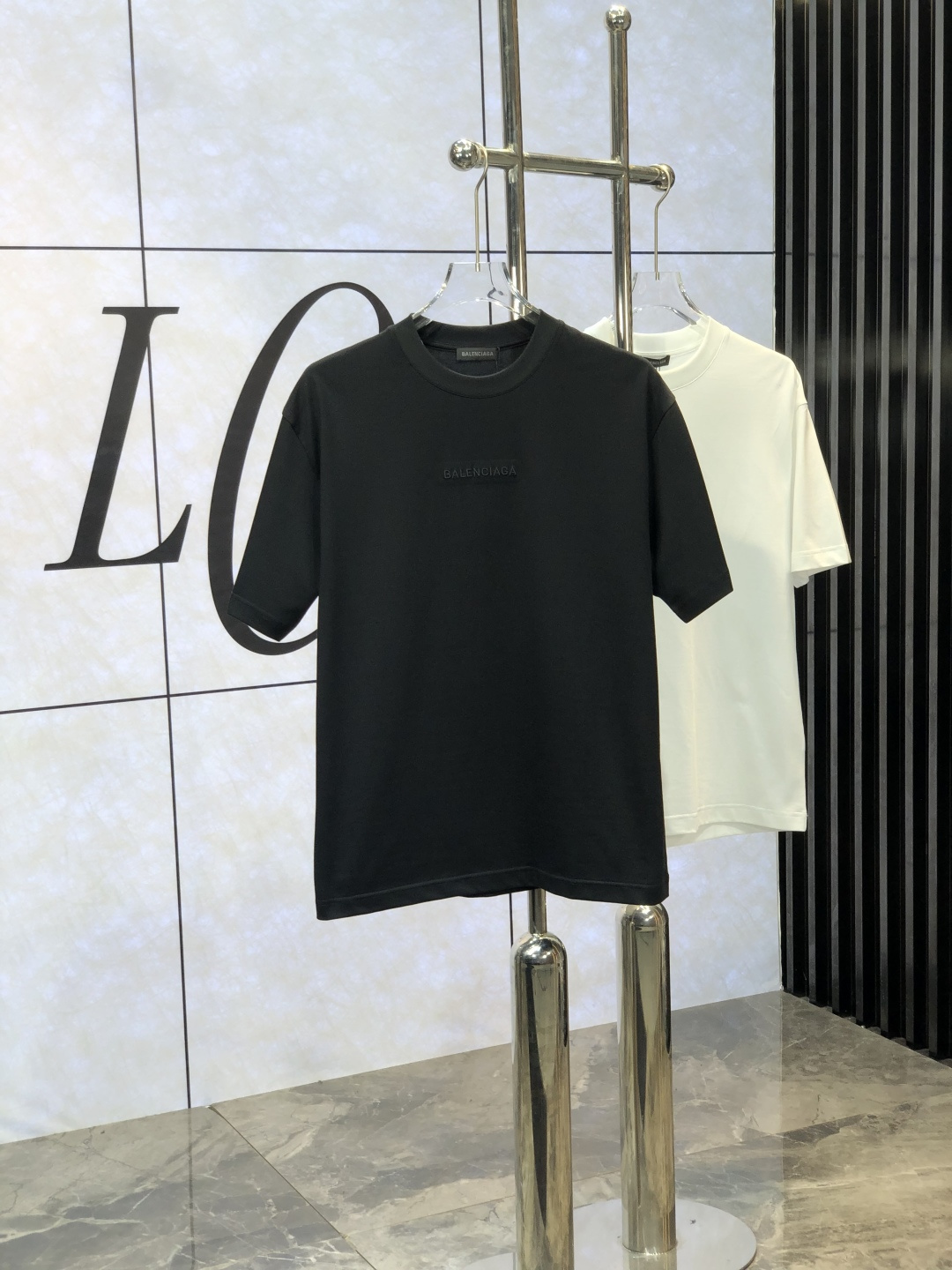 NO:449539,Balenciaga. The latest short-sleeved round-neck T-shirt in the first 2025 spring and summer new style, the latest short-sleeved round-neck T-shirt is high-end customized, and the design is avant-garde and fashionable!  Brand logo heavy craft design, high-end customized mercerated cloud cotton fabric, soft feel, comfortable to wear, exquisite counter-level car line. K fine workmanship, invincible and handsome upper body effect!  A must-have item for handsome men!  Count M-3XL. m wear 175/130.,,balenciaga,T-shirt,tees,t-shirt,alexander wang19860909巴黎世家.2025春夏新款首发专柜最新款短袖圆领T恤 高端订制 设计前卫时尚！品牌logo重工艺设计 高端定制丝光云朵棉面料.手感柔软.穿着舒适.专柜级别精致车线.k做工精细.上身效果无敌帅气！型男必备单品！ 码数M-3XL. m穿175/130.,,balenciaga,T-shirt,tees，t-shirt,alexander wang,Men's clothing
