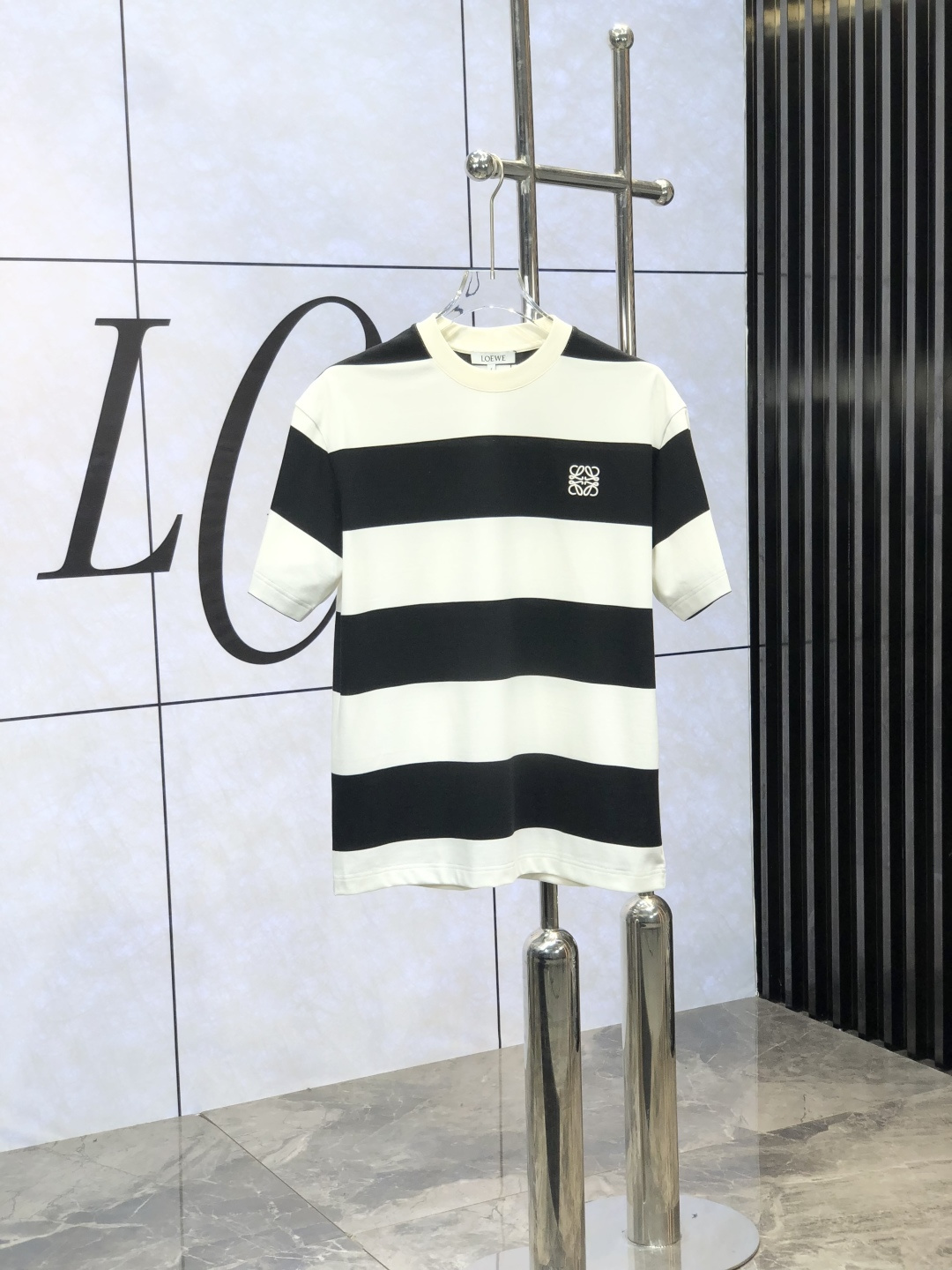 NO:449545,Luo Yiwei. The latest short-sleeved round-neck T-shirt in the first 2025 spring and summer new style, the first-time counter is high-end customized, and the design is avant-garde and fashionable!  Brand logo heavy craft design, high-end customized mercerated cloud cotton fabric, soft feel, comfortable to wear, exquisite counter-level car line. K fine workmanship, invincible and handsome upper body effect!  A must-have item for handsome men!  Count M-3XL. m wear 175/130.,loewe,T-shirt,tees,t-shirt,alexander wang19860909罗意威.2025春夏新款首发专柜最新款短袖圆领T恤 高端订制 设计前卫时尚！品牌logo重工艺设计 高端定制丝光云朵棉面料.手感柔软.穿着舒适.专柜级别精致车线.k做工精细.上身效果无敌帅气！型男必备单品！ 码数M-3XL. m穿175/130.,,loewe,T-shirt,tees，t-shirt,alexander wang,Men's clothing