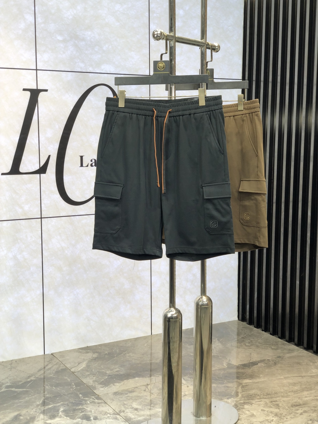 NO:119921,.Jenia. Wear 200 catties. New products for spring and summer 2025. Customized high-quality fashionable casual pants. Super versatile style. Exclusive customization-imported high-end high-density cotton fabric, d4 close-fitting and comfortable, super beautiful style, upper body makes legs look slender, inner and lined impeccable, you can attend any occasion, again emphasize that the fabric is very, very classy! First-class workmanship and texture! The details are exquisite and exquisite, and quite ingenious! Number of codes: m-4xL.m wear 28.29, zegna, alexander wang19860909.杰尼亚.穿200斤.2025春夏新品.订制高品质时尚休闲裤.超级百搭款.独家定制-进口高端高密度精棉面料,d4贴身舒适,超靓版型、上身显腿修长,內里,走线都无可挑剔,任何场合都可出席,再次强调面料非常非常显档次！做工、质感一流！细节精致考究,颇具匠心！ 码数:m-4xL.m穿28.29,,zegna,alexander wang,Men's clothing